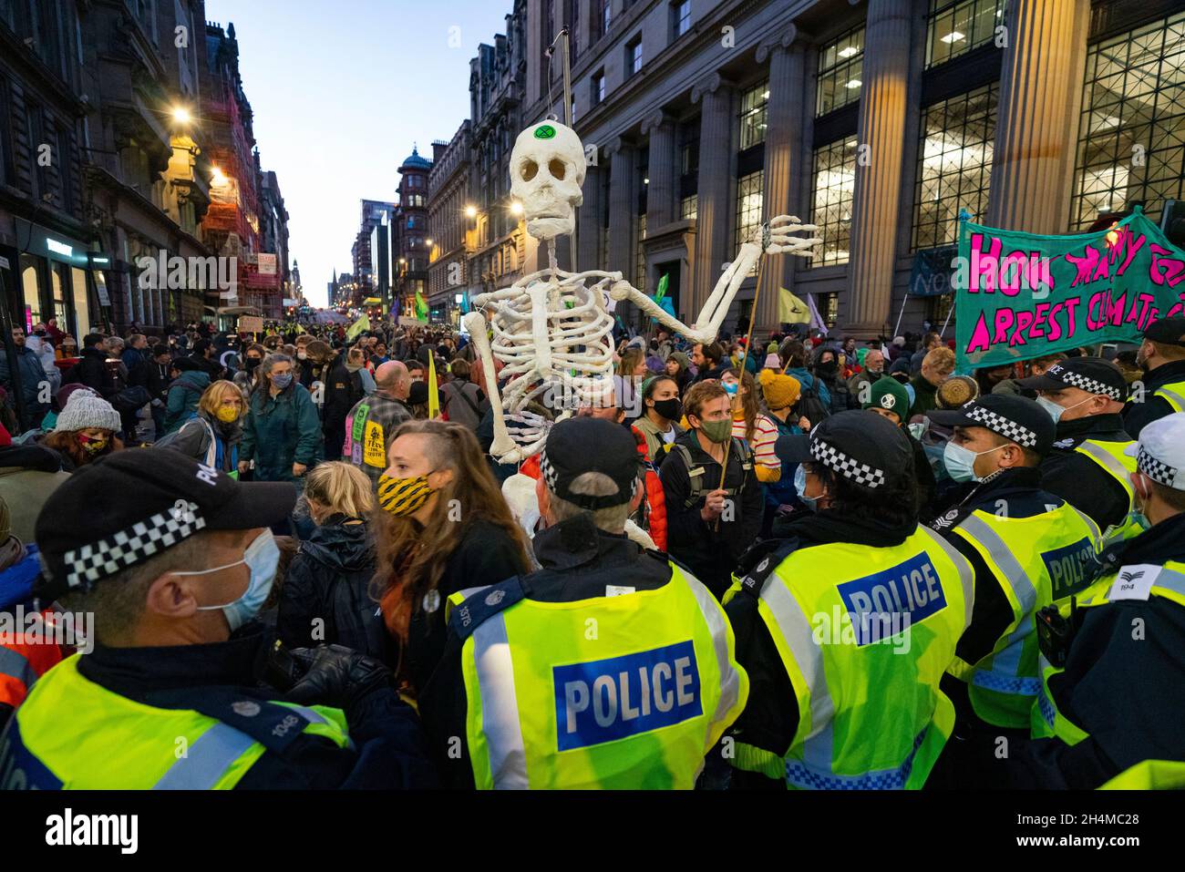 Glasgow, Schottland, Großbritannien. November 2021. Am 4. Tag der UN-Klimakonferenz in Glasgow gab es Demonstrationen der Extinction Rebellion-Protestgruppe im Stadtzentrum von Glasgow. Nachdem sie von der Polizei gejagt wurden, veranstalteten sie eine Sitzveranstaltung, um gegen die Blockierung der St. Vincent Street zu protestieren. Demonstranten wurden später kettiert und durch die Stadt eskortiert und durften am Veranstaltungsort COP26 in Finnieston vorbeilaufen. Iain Masterton/Alamy Live News. Stockfoto