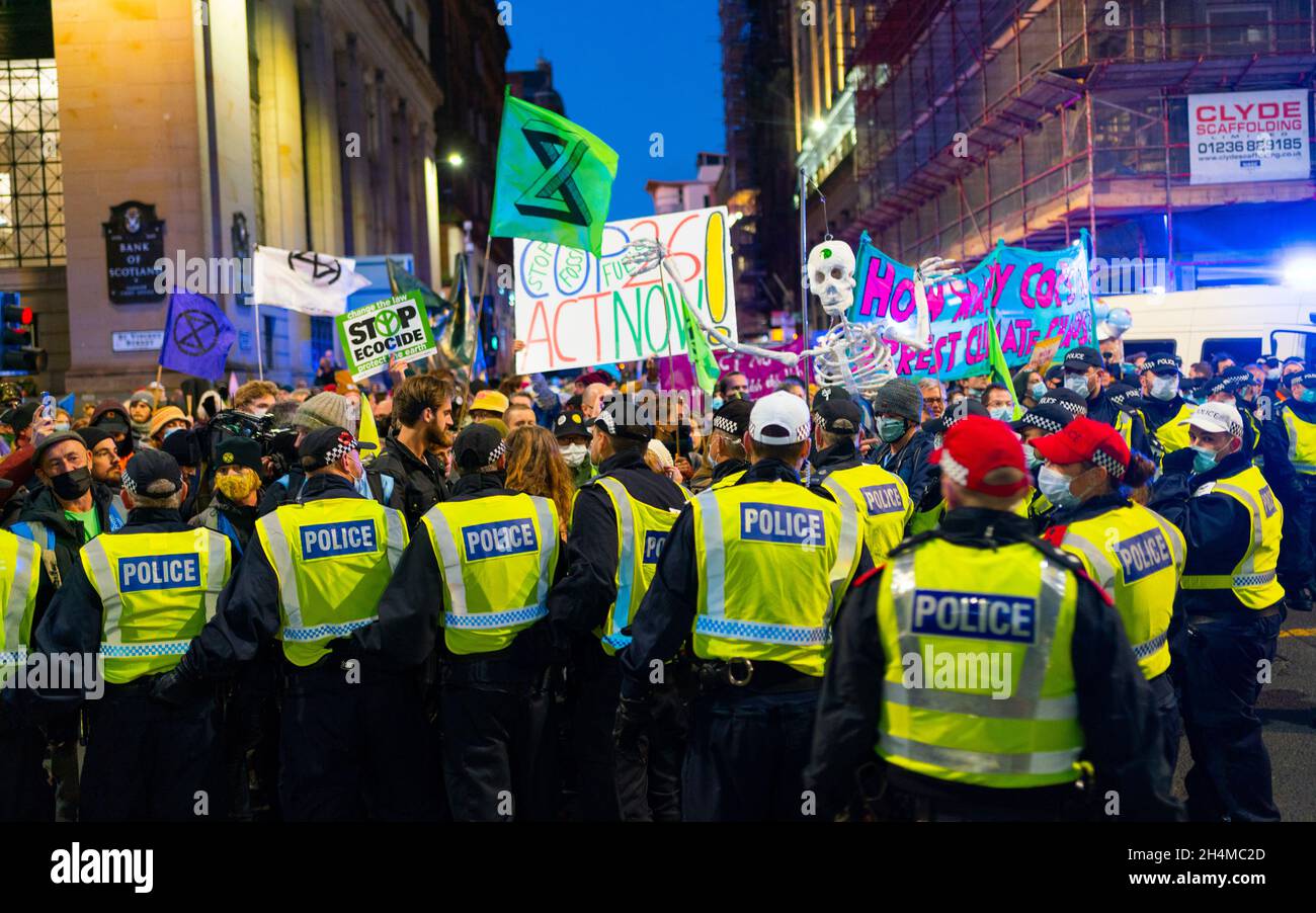 Glasgow, Schottland, Großbritannien. November 2021. Am 4. Tag der UN-Klimakonferenz in Glasgow gab es Demonstrationen der Extinction Rebellion-Protestgruppe im Stadtzentrum von Glasgow. Nachdem sie von der Polizei gejagt wurden, veranstalteten sie eine Sitzveranstaltung, um gegen die Blockierung der St. Vincent Street zu protestieren. Demonstranten wurden später kettiert und durch die Stadt eskortiert und durften am Veranstaltungsort COP26 in Finnieston vorbeilaufen. Iain Masterton/Alamy Live News. Stockfoto
