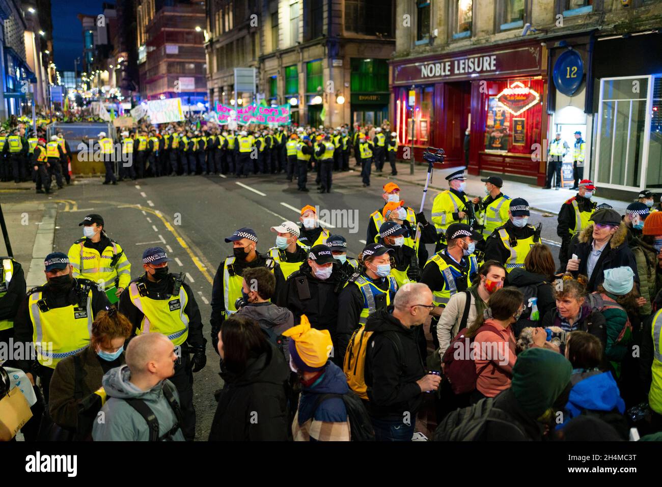 Glasgow, Schottland, Großbritannien. November 2021. Am 4. Tag der UN-Klimakonferenz in Glasgow gab es Demonstrationen der Extinction Rebellion-Protestgruppe im Stadtzentrum von Glasgow. Nachdem sie von der Polizei gejagt wurden, veranstalteten sie eine Sitzveranstaltung, um gegen die Blockierung der St. Vincent Street zu protestieren. Demonstranten wurden später kettiert und durch die Stadt eskortiert und durften am Veranstaltungsort COP26 in Finnieston vorbeilaufen. Iain Masterton/Alamy Live News. Stockfoto
