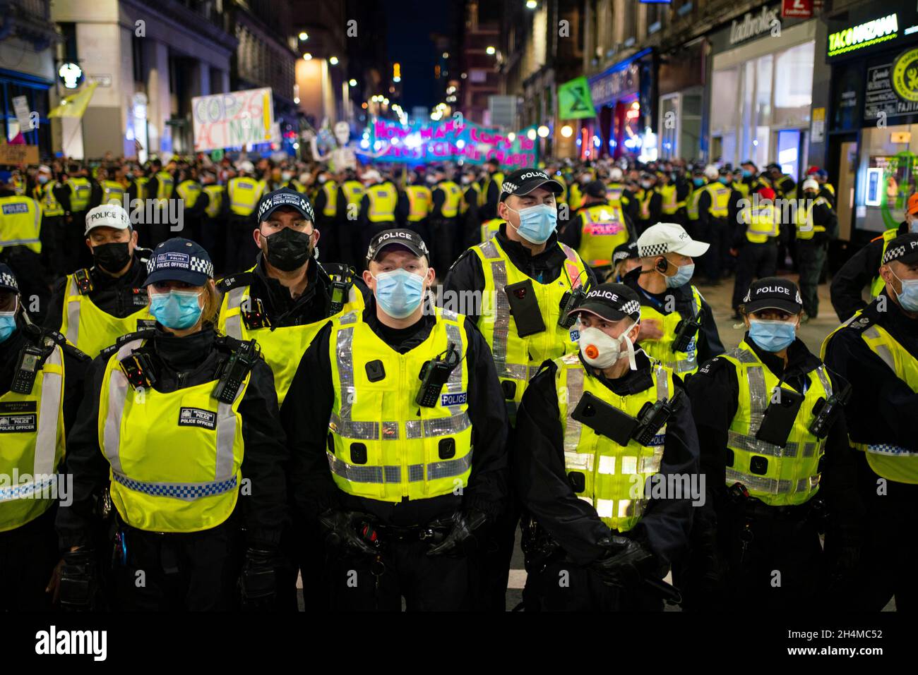 Glasgow, Schottland, Großbritannien. November 2021. Am 4. Tag der UN-Klimakonferenz in Glasgow gab es Demonstrationen der Extinction Rebellion-Protestgruppe im Stadtzentrum von Glasgow. Nachdem sie von der Polizei gejagt wurden, veranstalteten sie eine Sitzveranstaltung, um gegen die Blockierung der St. Vincent Street zu protestieren. Demonstranten wurden später kettiert und durch die Stadt eskortiert und durften am Veranstaltungsort COP26 in Finnieston vorbeilaufen. Iain Masterton/Alamy Live News. Stockfoto