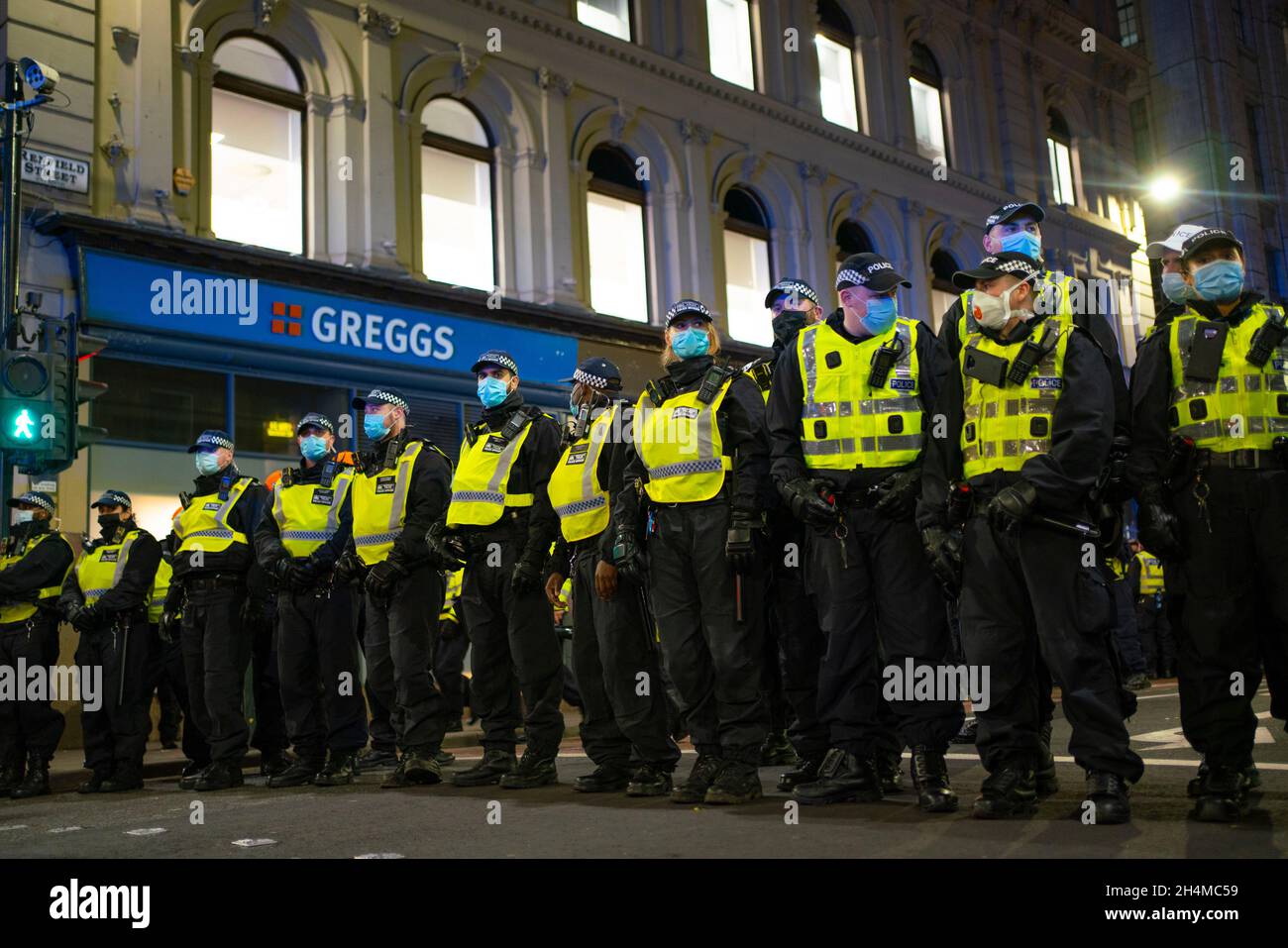 Glasgow, Schottland, Großbritannien. November 2021. Am 4. Tag der UN-Klimakonferenz in Glasgow gab es Demonstrationen der Extinction Rebellion-Protestgruppe im Stadtzentrum von Glasgow. Nachdem sie von der Polizei gejagt wurden, veranstalteten sie eine Sitzveranstaltung, um gegen die Blockierung der St. Vincent Street zu protestieren. Demonstranten wurden später kettiert und durch die Stadt eskortiert und durften am Veranstaltungsort COP26 in Finnieston vorbeilaufen. Iain Masterton/Alamy Live News. Stockfoto