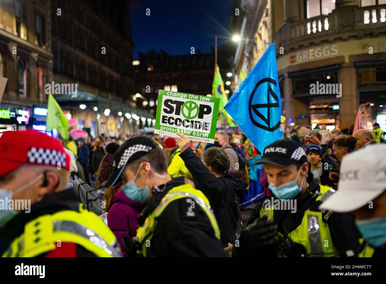 Glasgow, Schottland, Großbritannien. November 2021. Am 4. Tag der UN-Klimakonferenz in Glasgow gab es Demonstrationen der Extinction Rebellion-Protestgruppe im Stadtzentrum von Glasgow. Nachdem sie von der Polizei gejagt wurden, veranstalteten sie eine Sitzveranstaltung, um gegen die Blockierung der St. Vincent Street zu protestieren. Demonstranten wurden später kettiert und durch die Stadt eskortiert und durften am Veranstaltungsort COP26 in Finnieston vorbeilaufen. Iain Masterton/Alamy Live News. Stockfoto