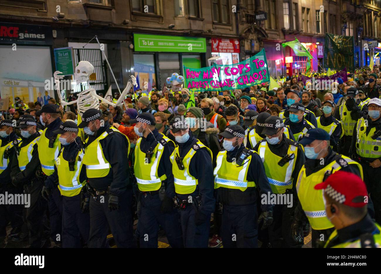 Glasgow, Schottland, Großbritannien. November 2021. Am 4. Tag der UN-Klimakonferenz in Glasgow gab es Demonstrationen der Extinction Rebellion-Protestgruppe im Stadtzentrum von Glasgow. Nachdem sie von der Polizei gejagt wurden, veranstalteten sie eine Sitzveranstaltung, um gegen die Blockierung der St. Vincent Street zu protestieren. Demonstranten wurden später kettiert und durch die Stadt eskortiert und durften am Veranstaltungsort COP26 in Finnieston vorbeilaufen. Iain Masterton/Alamy Live News. Stockfoto