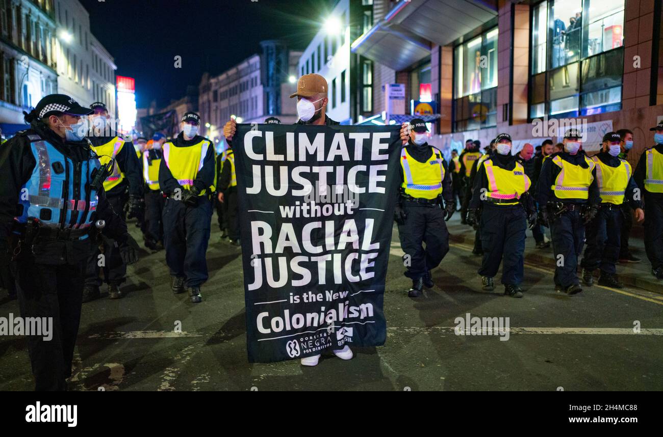 Glasgow, Schottland, Großbritannien. November 2021. Am 4. Tag der UN-Klimakonferenz in Glasgow gab es Demonstrationen der Extinction Rebellion-Protestgruppe im Stadtzentrum von Glasgow. Nachdem sie von der Polizei gejagt wurden, veranstalteten sie eine Sitzveranstaltung, um gegen die Blockierung der St. Vincent Street zu protestieren. Demonstranten wurden später kettiert und durch die Stadt eskortiert und durften am Veranstaltungsort COP26 in Finnieston vorbeilaufen. Iain Masterton/Alamy Live News. Stockfoto