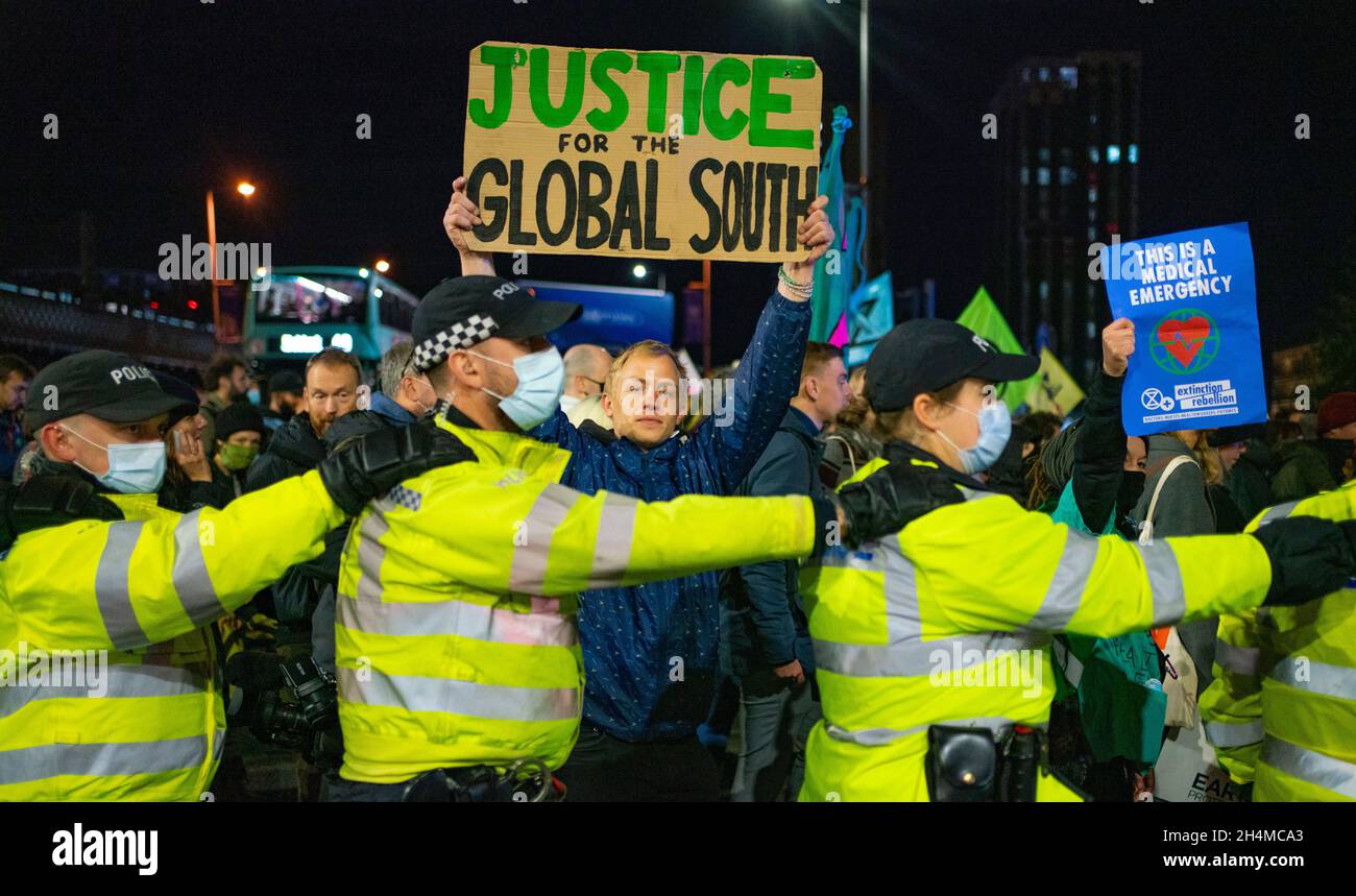 Glasgow, Schottland, Großbritannien. November 2021. Am 4. Tag der UN-Klimakonferenz in Glasgow gab es Demonstrationen der Extinction Rebellion-Protestgruppe im Stadtzentrum von Glasgow. Nachdem sie von der Polizei gejagt wurden, veranstalteten sie eine Sitzveranstaltung, um gegen die Blockierung der St. Vincent Street zu protestieren. Demonstranten wurden später kettiert und durch die Stadt eskortiert und durften am Veranstaltungsort COP26 in Finnieston vorbeilaufen. Iain Masterton/Alamy Live News. Stockfoto