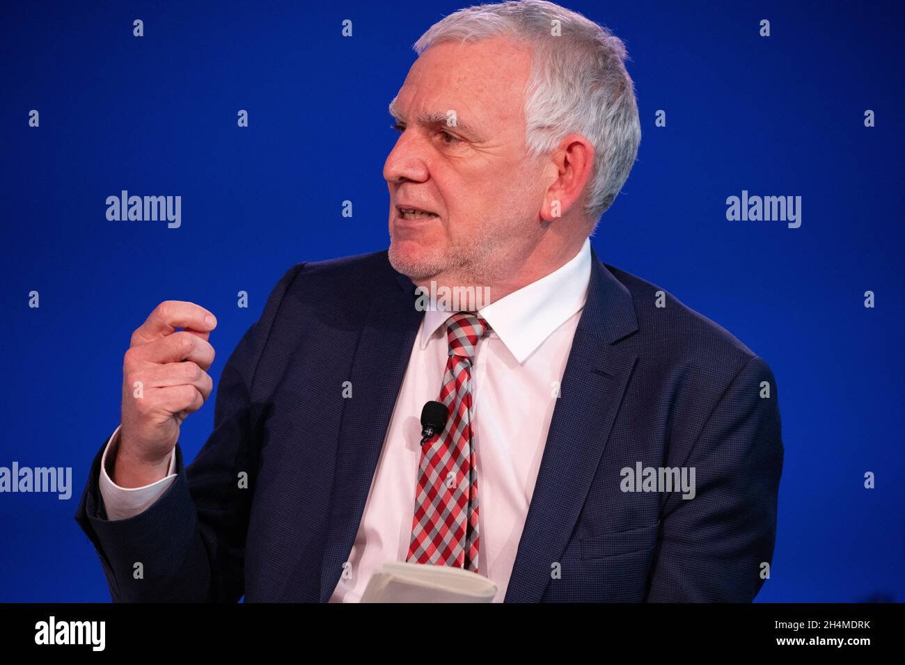 Glasgow, Schottland, Großbritannien. November 2021. IM BILD: Moderator Jochen Flasbarth, Staatssekretär im Ministerium für Umwelt, Naturschutz und Reaktorsicherheit, Deutschland, moderierte eine Podiumsdiskussion zum Thema ‘die Unterstützung der Entwicklungsländer verbessern und das 100 Milliarden Dollar-Ziel und darüber hinaus verwirklichen'. Sprecher (links-rechts): Annia Saarikko, finnische Finanzministerin; Yannick Glenmarec, Executive Director Green Climate Fund; Dr. Akinwumi A Adesina, Präsidentin der Afrikanischen Entwicklungsbank-Gruppe; Moderator Jochen Flasbarth. Quelle: Colin Fisher/Alamy Live News Stockfoto