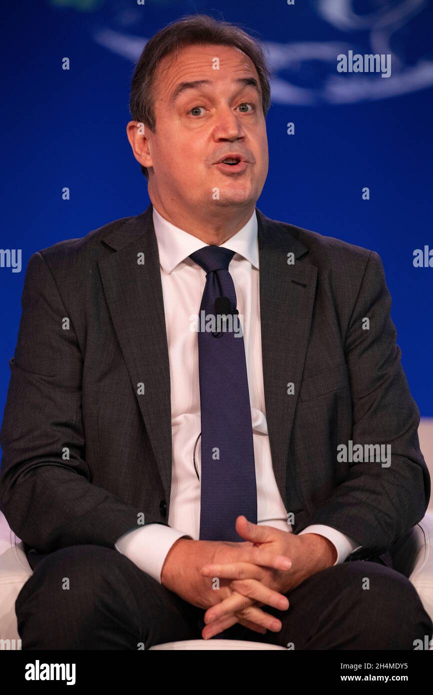 Glasgow, Schottland, Großbritannien. November 2021. IM BILD: Moderator Jochen Flasbarth, Staatssekretär im Ministerium für Umwelt, Naturschutz und Reaktorsicherheit, Deutschland, moderierte eine Podiumsdiskussion zum Thema ‘die Unterstützung der Entwicklungsländer verbessern und das 100 Milliarden Dollar-Ziel und darüber hinaus verwirklichen'. Sprecher (links-rechts): Annia Saarikko, finnische Finanzministerin; Yannick Glenmarec, Executive Director Green Climate Fund; Dr. Akinwumi A Adesina, Präsidentin der Afrikanischen Entwicklungsbank-Gruppe; Moderator Jochen Flasbarth. Quelle: Colin Fisher/Alamy Live News Stockfoto