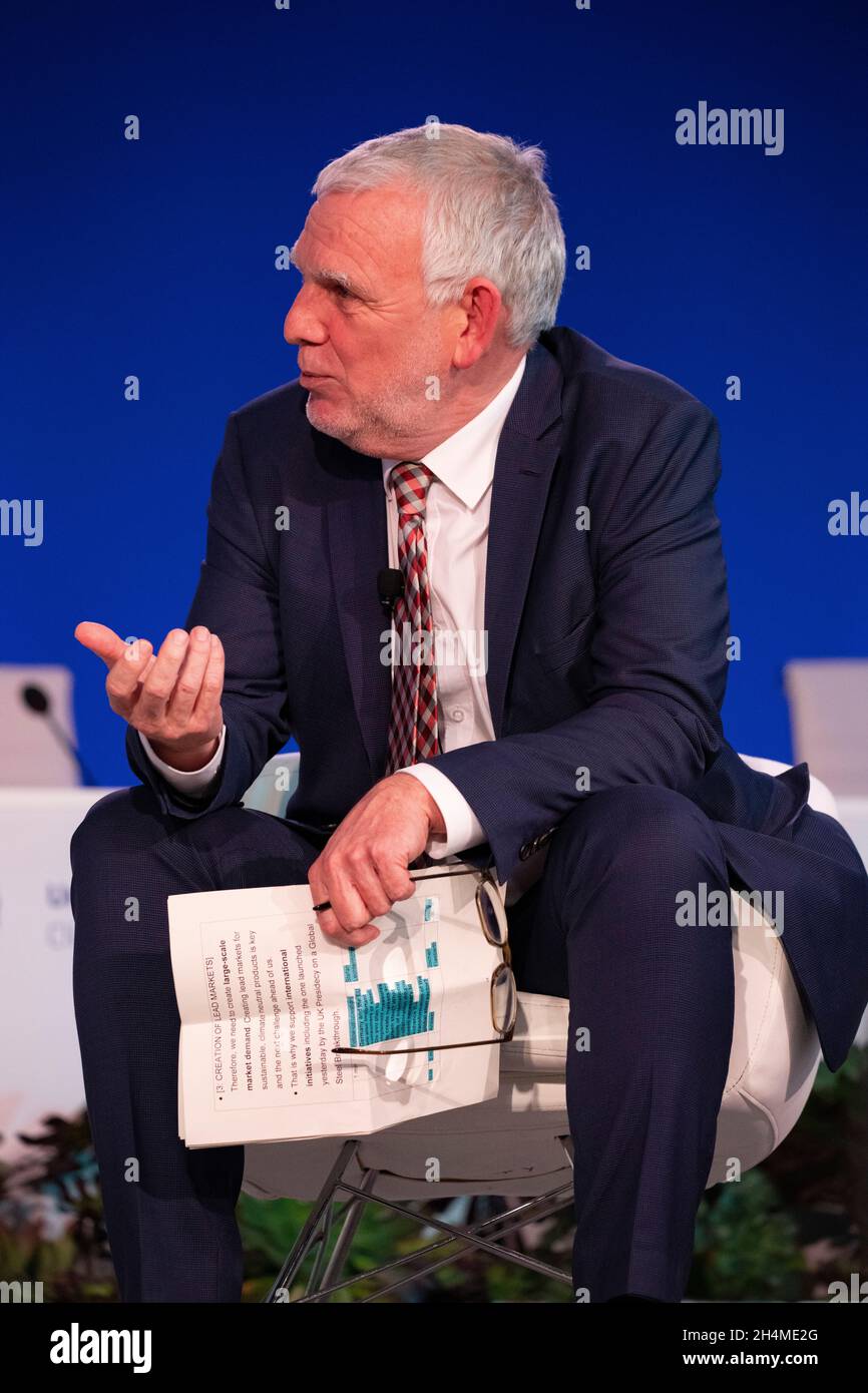 Glasgow, Schottland, Großbritannien. November 2021. IM BILD: Moderator Jochen Flasbarth, Staatssekretär im Ministerium für Umwelt, Naturschutz und Reaktorsicherheit, Deutschland, moderierte eine Podiumsdiskussion zum Thema ‘die Unterstützung der Entwicklungsländer verbessern und das 100 Milliarden Dollar-Ziel und darüber hinaus verwirklichen'. Sprecher (links-rechts): Annia Saarikko, finnische Finanzministerin; Yannick Glenmarec, Executive Director Green Climate Fund; Dr. Akinwumi A Adesina, Präsidentin der Afrikanischen Entwicklungsbank-Gruppe; Moderator Jochen Flasbarth. Quelle: Colin Fisher/Alamy Live News Stockfoto