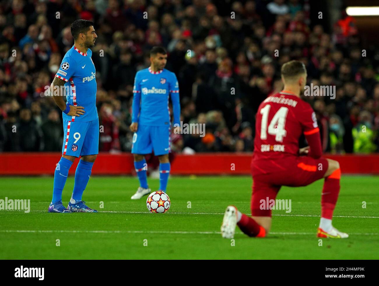 Jordan Henderson (rechts) von Liverpool kniet, als Luis Suarez von Atletico Madrid vor dem Start beim UEFA Champions League-Spiel der Gruppe B in Anfield, Liverpool, steht. Bilddatum: Mittwoch, 3. November 2021. Stockfoto