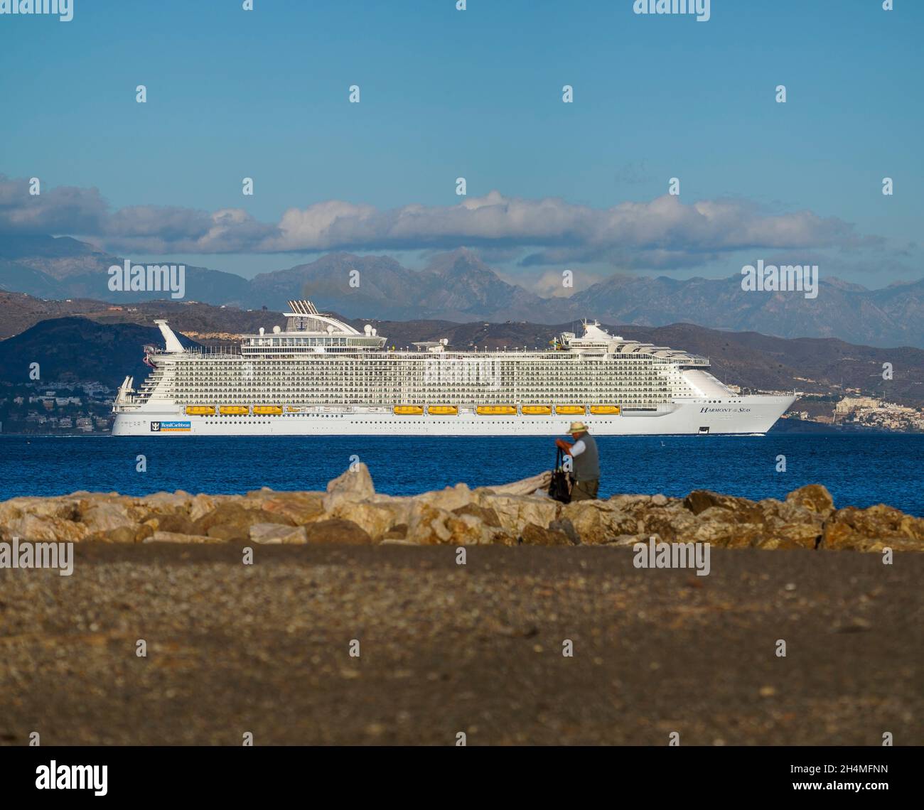 MS Harmony of the Seas, ein Kreuzschiff, das den Hafen von Malaga, Südspanien, verlässt. Stockfoto