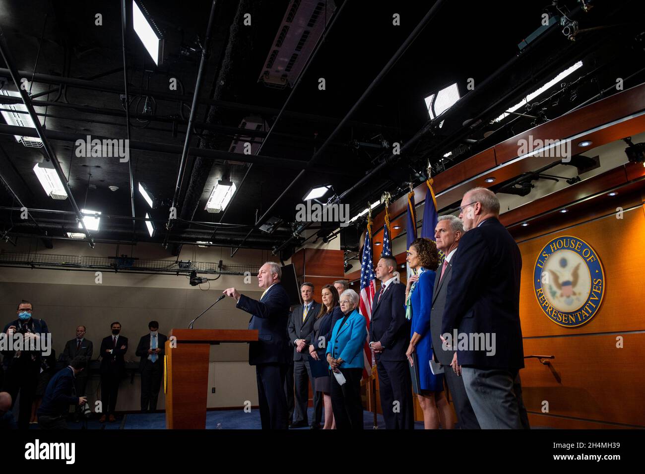 Washington, Vereinigte Staaten Von Amerika. November 2021. Steve Scalise (Republikaner von Louisiana), ein Minderheitsfrachtschiff des Repräsentantenhauses der Vereinigten Staaten, hält am Mittwoch, den 3. November 2021, im Rahmen einer Pressekonferenz im US-Kapitol in Washington, DC, Bemerkungen. Quelle: Rod Lampey/CNP/Sipa USA Quelle: SIPA USA/Alamy Live News Stockfoto