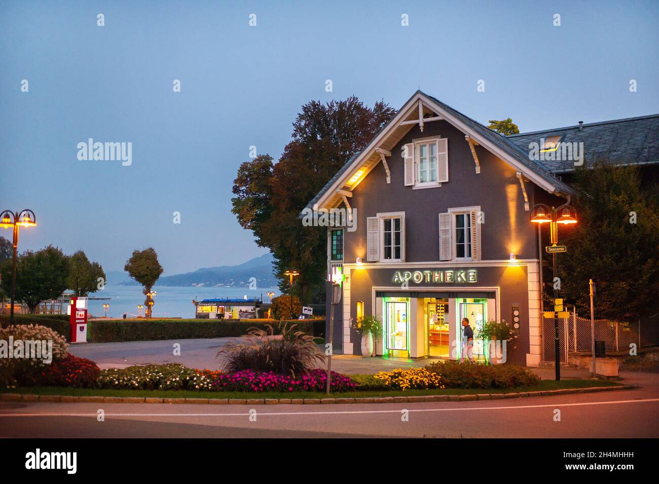 14. Oktober 2018.Velden am Worther See, Österreich.Stadtstraße mit Häusern in Velden am Worther See. Stockfoto