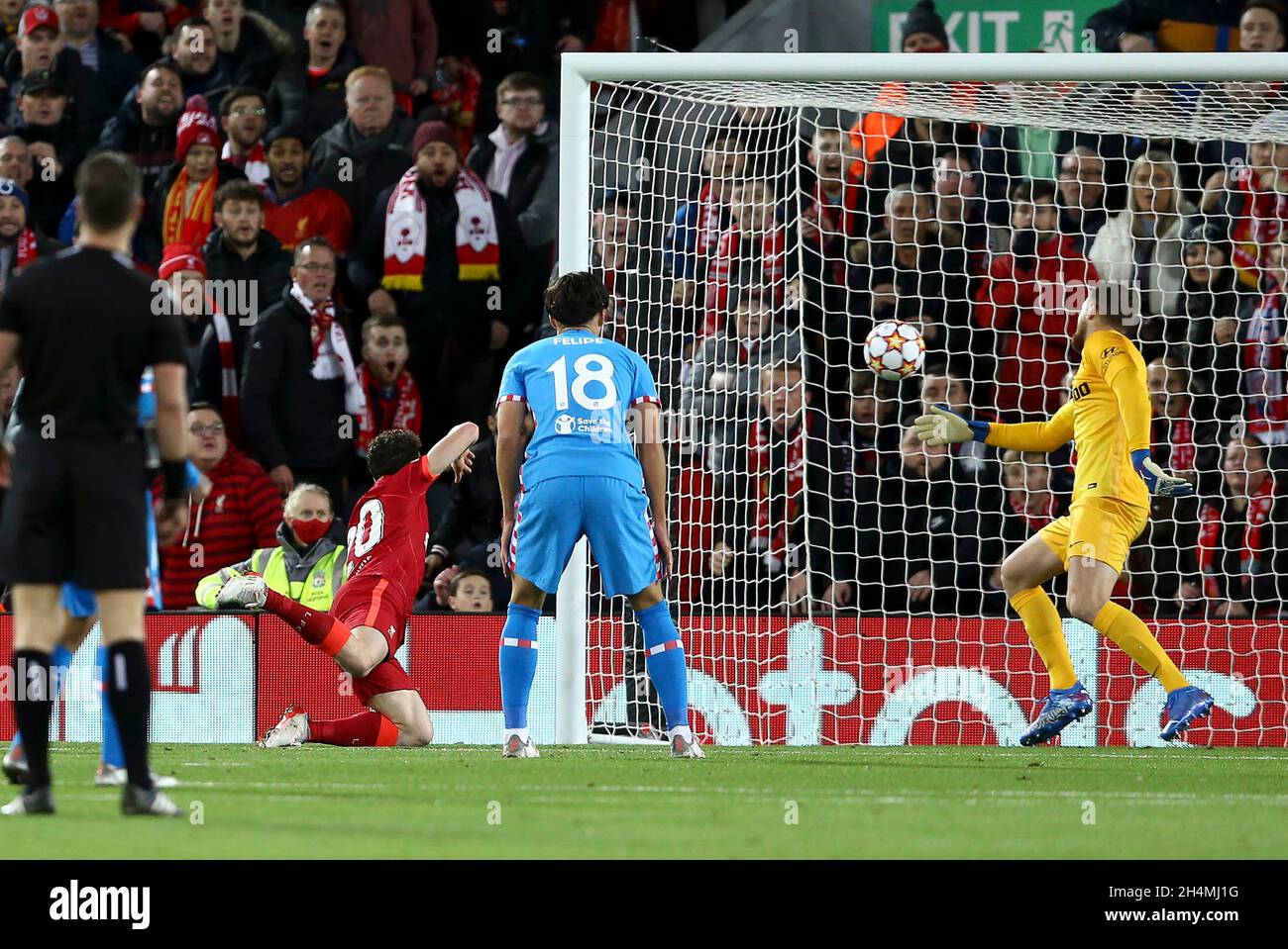 Liverpool, Großbritannien. November 2021. Diogo Jota von Liverpool führt den Ball an und schießt seinem Team den 1. Tor. UEFA Champions League, Spiel der Gruppe B, Liverpool gegen Atletico Madrid im Anfield Stadium in Liverpool am Mittwoch, den 3. November 2021. Dieses Bild darf nur für redaktionelle Zwecke verwendet werden. Nur zur redaktionellen Verwendung, Lizenz für kommerzielle Nutzung erforderlich. Keine Verwendung in Wetten, Spielen oder einem einzigen Club / Liga / Spieler Publikationen. PIC von Chris Stading / Andrew Orchard Sport Fotografie / Alamy Live News Kredit: Andrew Orchard Sport Fotografie / Alamy Live News Stockfoto