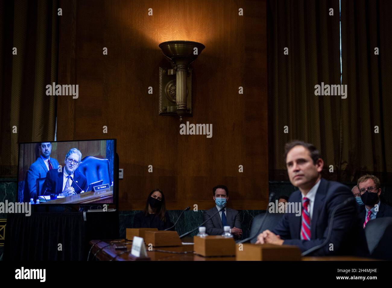 Washington, Vereinigte Staaten Von Amerika. November 2021. Der Senator der Vereinigten Staaten, John Neely Kennedy (Republikaner von Louisiana), fragt Gabriel P. Sanchez während einer Anhörung im Senatsausschuss für die Judikative nach seiner Ernennung zum US-Bundeskreisrichter für den Neunten Bundeskreis am Mittwoch, den 3. November 2021 im Dirksen Senatsbüro in Washington, DC. Quelle: Rod Lampey/CNP/Sipa USA Quelle: SIPA USA/Alamy Live News Stockfoto