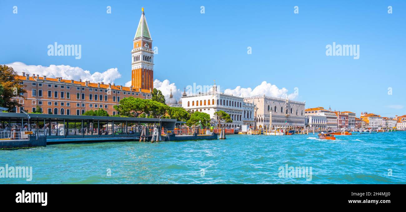 Historisches Zentrum am Ufer von Venedig Stockfoto