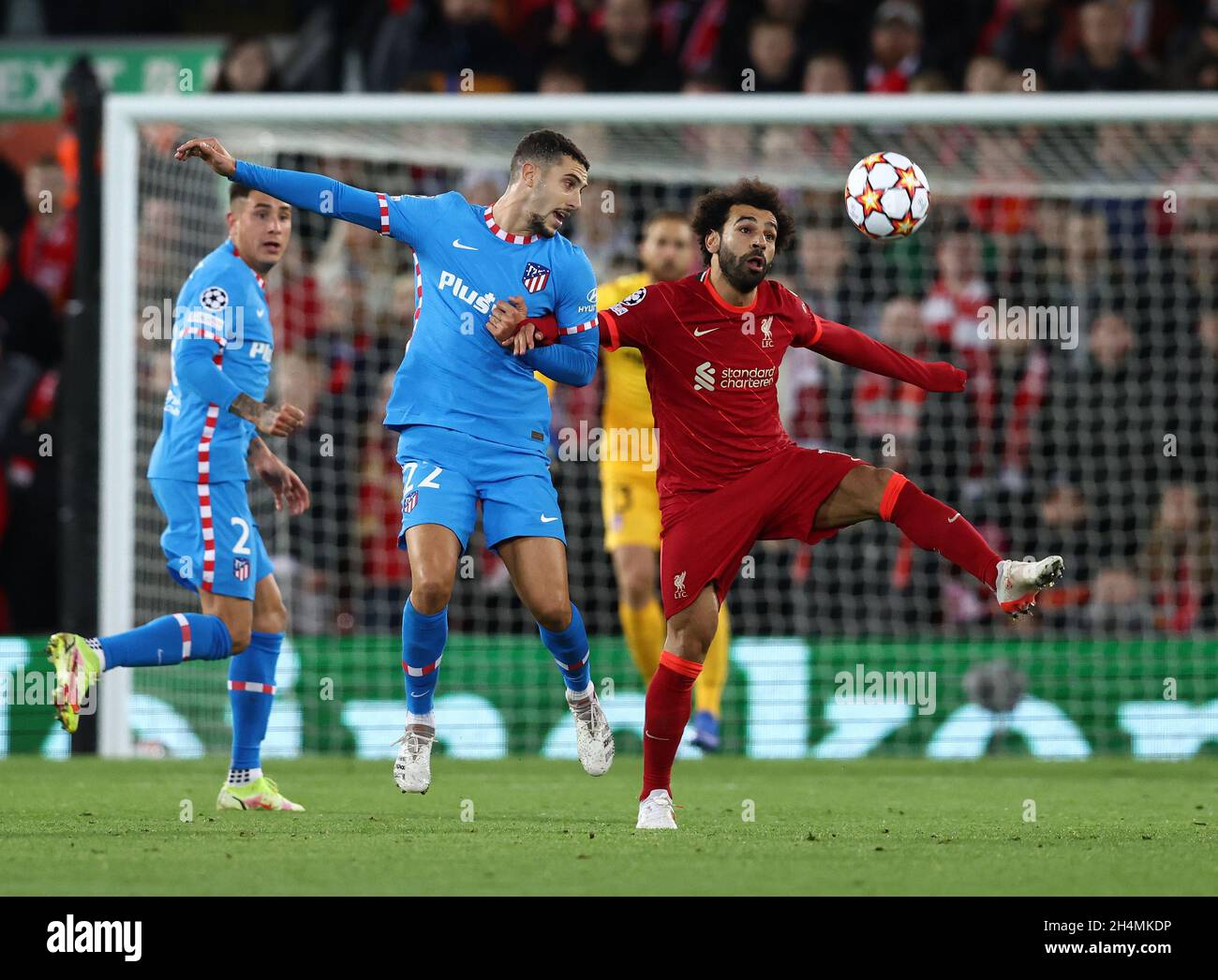 Liverpool, England, 3. November 2021. Mohamed Salah von Liverpool tusliert mit Mario Hermoso von Atletico Madrid während des UEFA Champions League-Spiels in Anfield, Liverpool. Bildnachweis sollte lauten: Darren Staples / Sportimage Credit: Sportimage/Alamy Live News Stockfoto