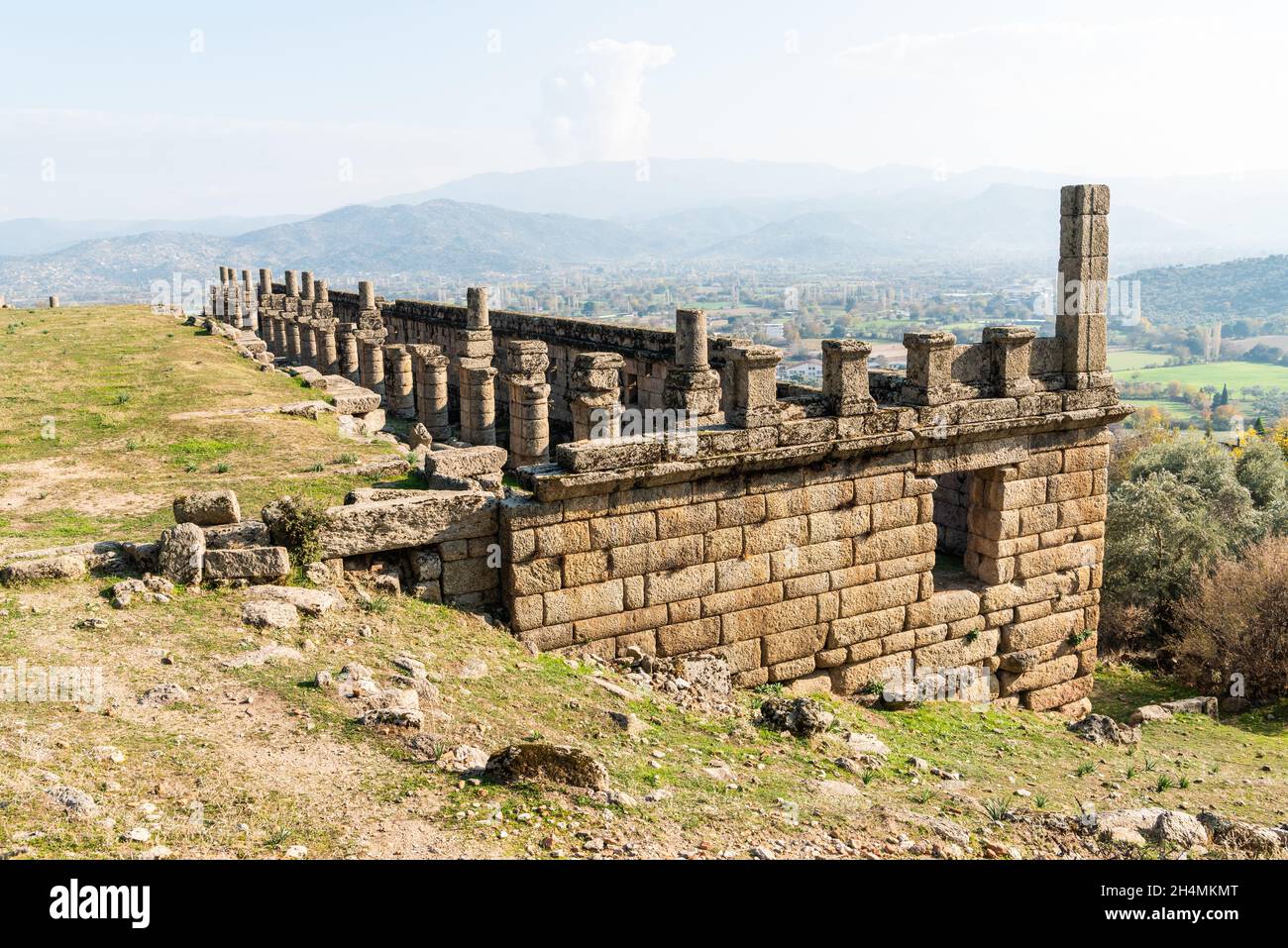 Gut erhaltenes, 99 m langes und 15 m hohes hellenistisches Marktgebäude an der antiken Stätte Alinda in der türkischen Provinz Aydin. Stockfoto