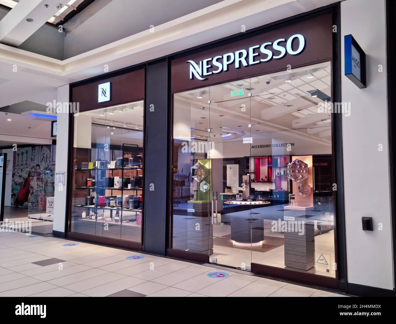 Nespresso-Einzelhandelsgeschäft außen mit Logo. Kaffeepads und Kapseln Boutique für automatische Maschinen Handel weltweit Geschäft in Mediterranean Cosmos Mall in Thessaloniki, Griechenland. Stockfoto
