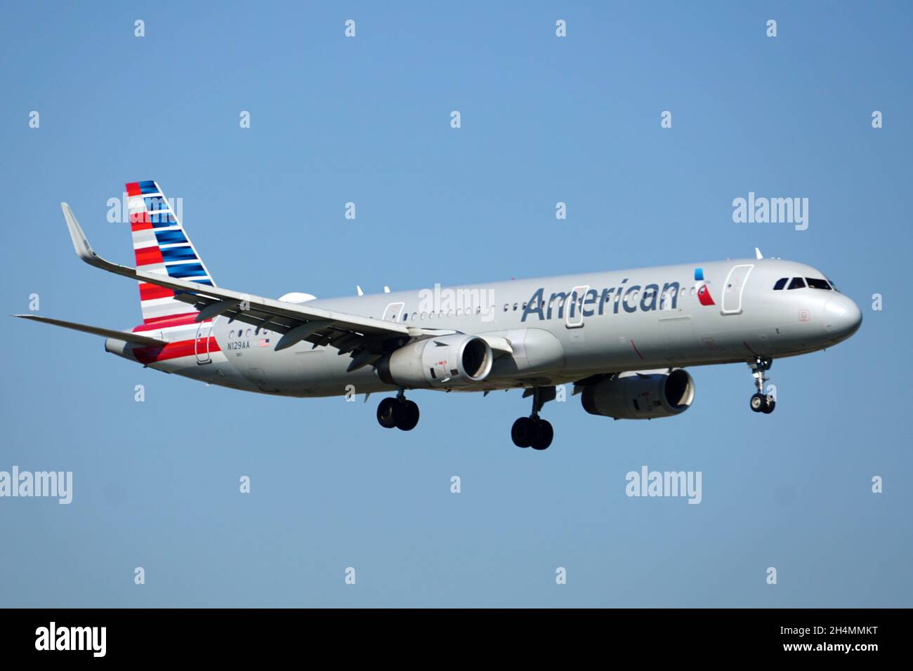 CHICAGO, USA - 09. Oktober 2021: Der Airbus A321 von American Airlines ist im Flug und wird am internationalen Flughafen Chicago O'Hare landen Stockfoto