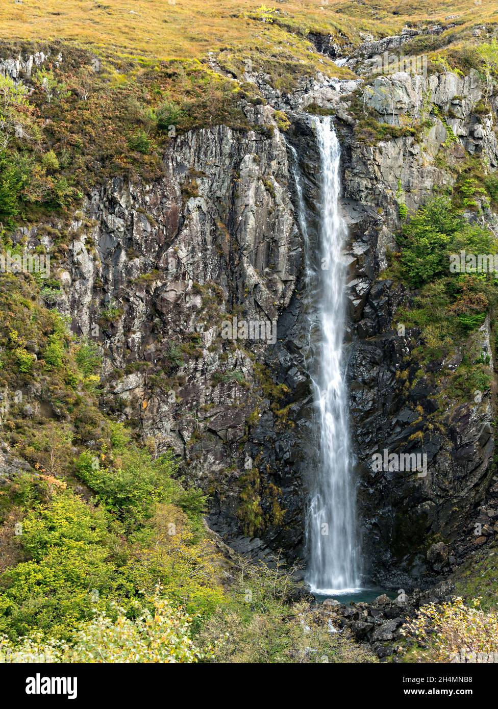 EAS Mor Wasserfall am Allt Coire na Banachdich Bergbach, Glenspröde, Isle of Skye, Schottland, Großbritannien Stockfoto