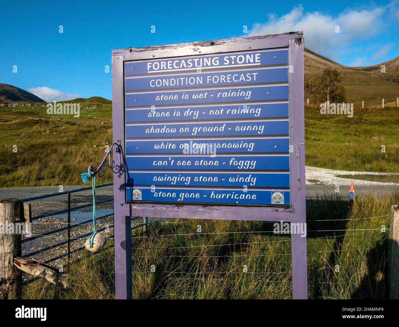 Humorvolles Wetterprognosen-Steinschild, Amy's Place Tearoom (war Blue Shed Cafe), Torrin, Isle of Skye, Schottland, Großbritannien Stockfoto