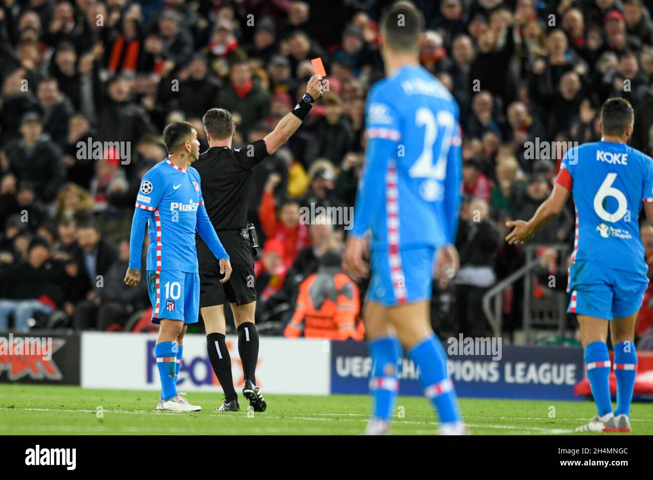 Liverpool, Großbritannien. November 2021. Am 11/3/2021 wird in Liverpool, Großbritannien, eine rote Karte von der Atletico Madrid (nicht abgebildet), #18 von Atetico de Almeida Monteiro gezeigt. (Foto von Simon Whitehead/News Images/Sipa USA) Quelle: SIPA USA/Alamy Live News Stockfoto