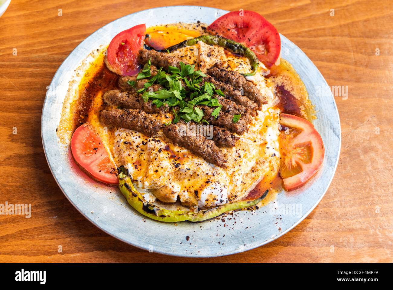 Teller von Manisa Kebap in Manisa, Türkei. Stockfoto