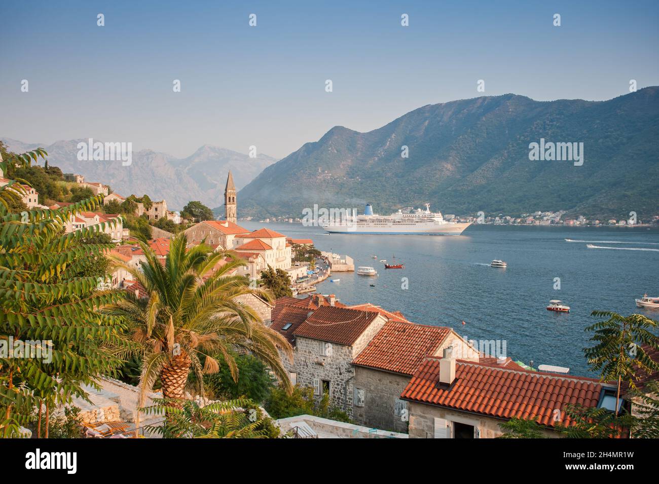 Traditionelle adriatische Landschaft: Alte Architektur, schönes Meer und Berge. Perast, Montenegro Stockfoto