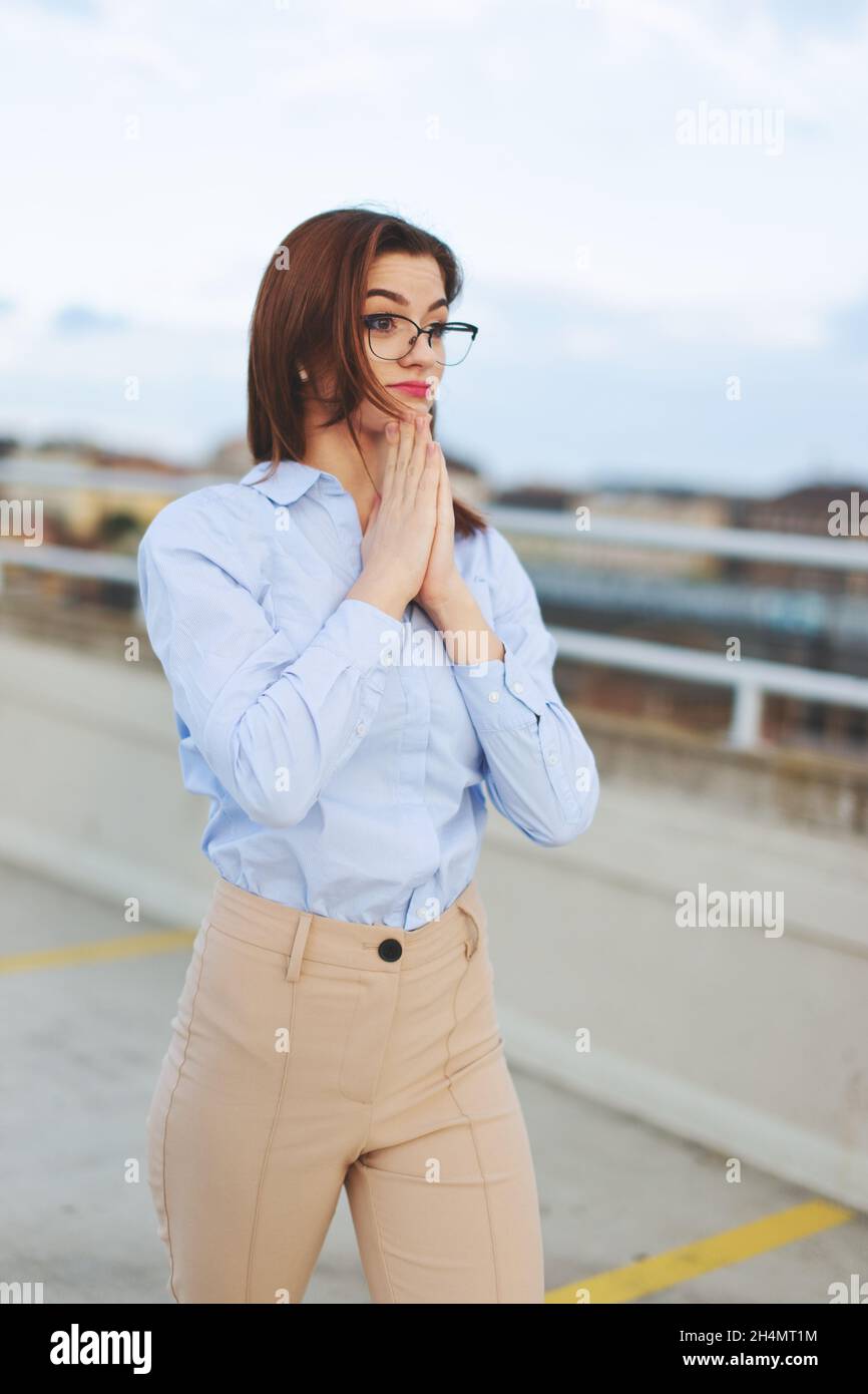 Junge Nerd kaukasischen Rotschopf Geschäftsfrau in Schwierigkeiten im Freien Stockfoto