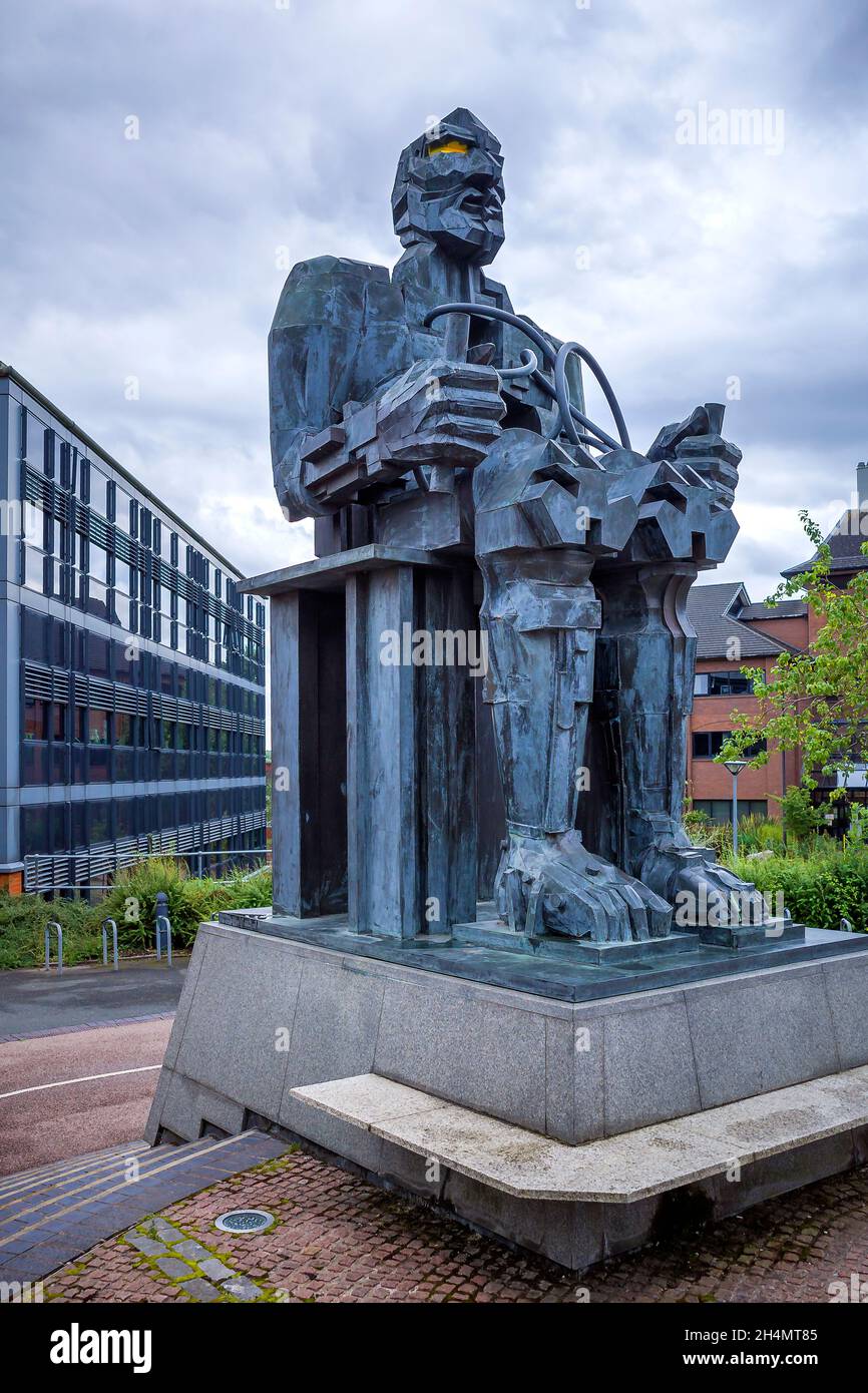 Eine Bronzeskulptur an der University of Birmingham von Sir Eduardo Paolozzi zu Ehren von Michael Faraday, die die Kontrolle der Macht darstellt. Stockfoto