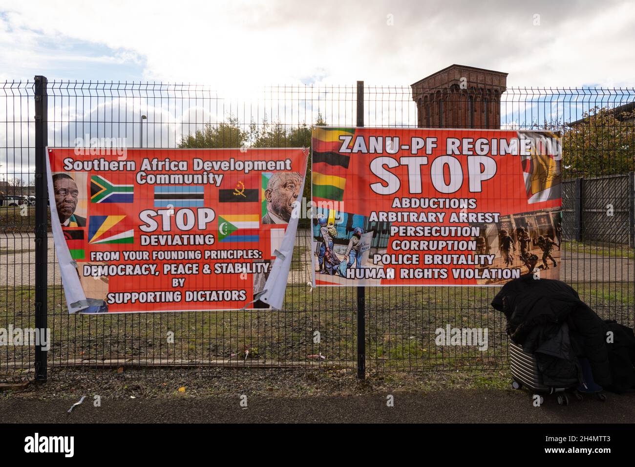 ZANU-PF Regime STOPPT Entführungen willkürliche Verhaftung Verfolgung Korruption Polizeibrutalität und Menschenrechtsverletzungen unterschreiben bei COP26, Glasgow, Schottland Großbritannien Stockfoto