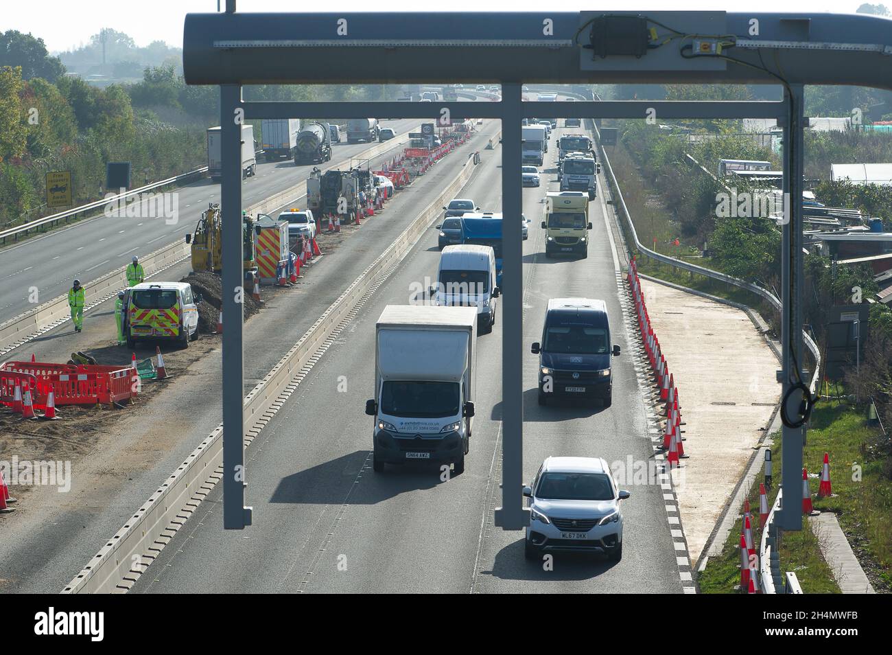 Datchet, UK. November 2021. Ein neuer Bereich der Notaufnahme auf der M4. Die Arbeiten an der Aufrüstung der M4 auf eine All Lanes Running Digital Smart Motorway werden fortgesetzt. Die Abgeordneten fordern, dass die Arbeiten an intelligenten Autobahnen für fünf Jahre gestoppt werden, damit mehr Forschung zu ihrer Sicherheit betrieben werden kann und auch bestehende intelligente Autobahnen sicherer werden können, indem mehr Notschutzgebiete hinzugefügt werden. Quelle: Maureen McLean/Alamy Live News Stockfoto