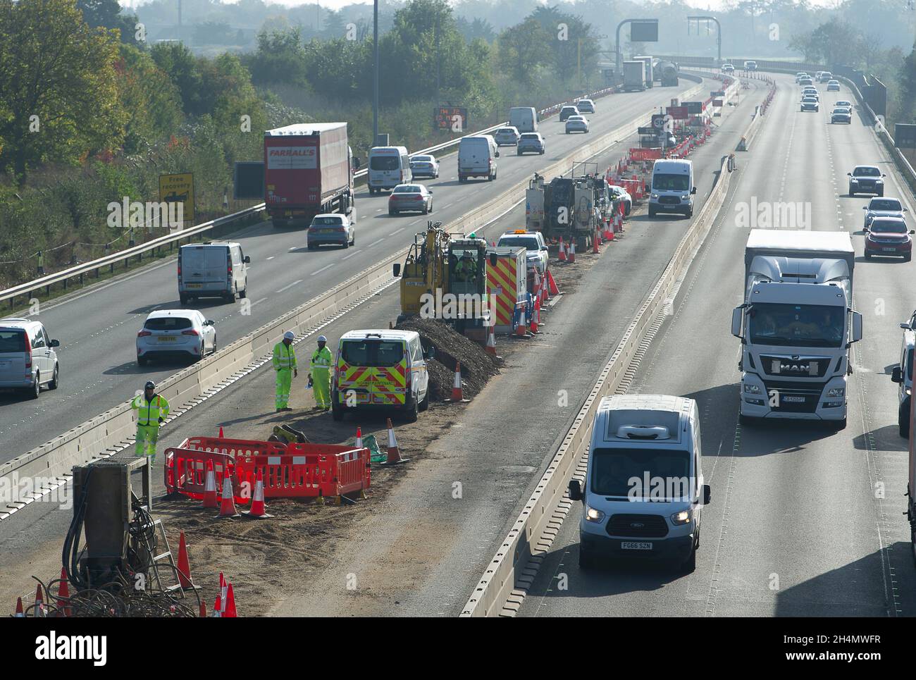 Datchet, UK. November 2021. Die Arbeiten an der Aufrüstung der M4 auf eine All Lanes Running Digital Smart Motorway werden fortgesetzt. Die Abgeordneten fordern, dass die Arbeiten an intelligenten Autobahnen für fünf Jahre gestoppt werden, damit mehr Forschung zu ihrer Sicherheit betrieben werden kann und auch bestehende intelligente Autobahnen sicherer werden können, indem mehr Notschutzgebiete hinzugefügt werden. Quelle: Maureen McLean/Alamy Live News Stockfoto