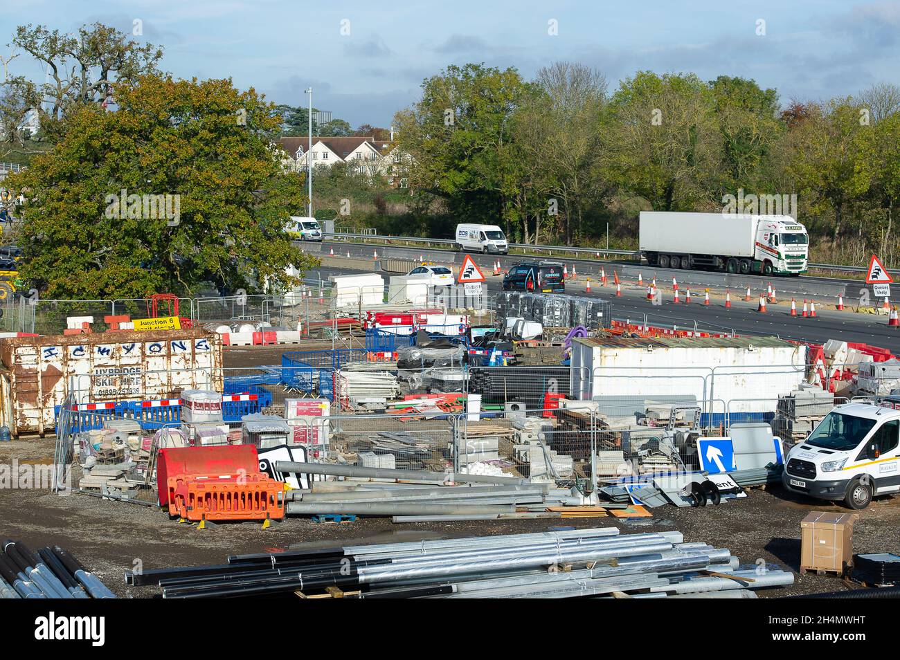 Datchet, UK. November 2021. Die M4-Verbindung bei Datchet. Die Arbeiten an der Aufrüstung der M4 auf eine All Lanes Running Digital Smart Motorway werden fortgesetzt. Die Abgeordneten fordern, dass die Arbeiten an intelligenten Autobahnen für fünf Jahre gestoppt werden, damit mehr Forschung zu ihrer Sicherheit betrieben werden kann und auch bestehende intelligente Autobahnen sicherer werden können, indem mehr Notschutzgebiete hinzugefügt werden. Quelle: Maureen McLean/Alamy Live News Stockfoto