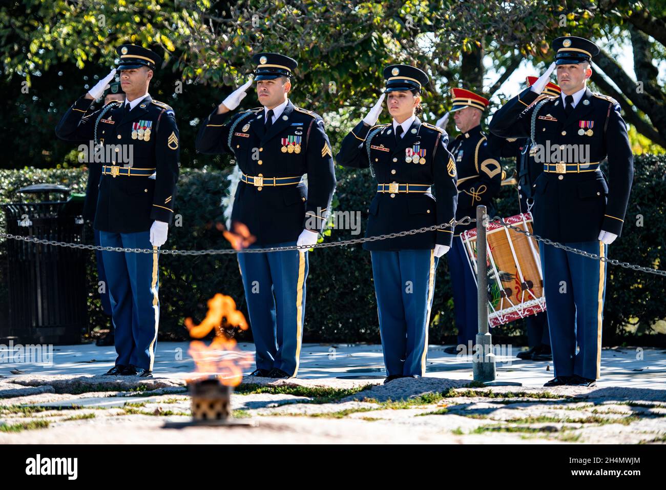 Arlington, Vereinigte Staaten Von Amerika. November 2021. Arlington, Vereinigte Staaten von Amerika. 03. November 2021. Mitglieder des 1st Special Forces Airborne Command, bekannt als die Green Berets, halten am 3. November 2021 auf dem Arlington National Cemetery in Arlington, Virginia, eine Kranzniederlegung auf dem Grab von Präsident John F. Kennedy ab. Die Zeremonie erinnert an Kennedys Beiträge zu den US Army Special Forces. Kredit: Elizabeth Fraser/U.S. Army/Alamy Live News Stockfoto