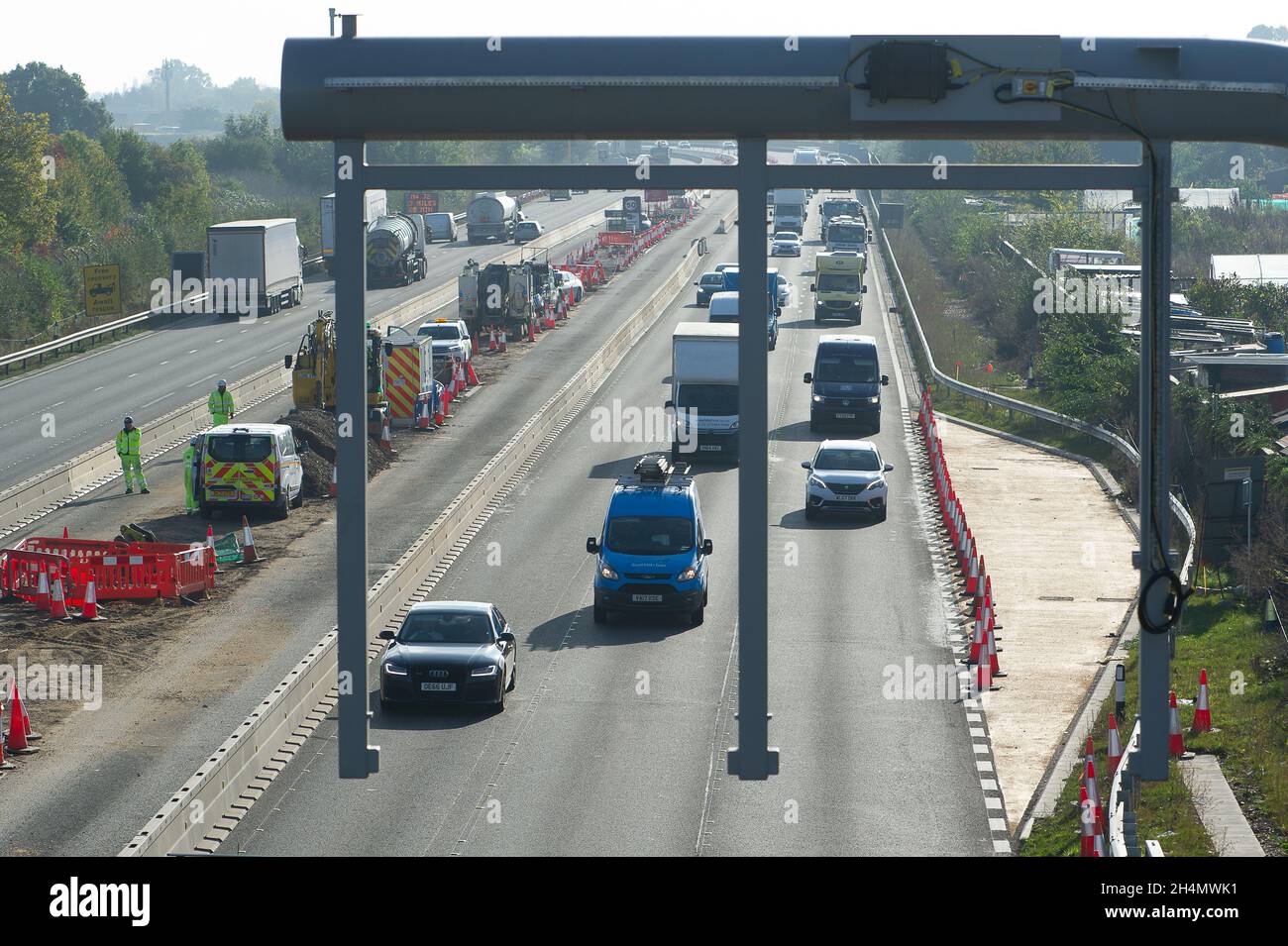 Datchet, UK. November 2021. Ein neuer Bereich der Notaufnahme auf der M4. Die Arbeiten an der Aufrüstung der M4 auf eine All Lanes Running Digital Smart Motorway werden fortgesetzt. Die Abgeordneten fordern, dass die Arbeiten an intelligenten Autobahnen für fünf Jahre gestoppt werden, damit mehr Forschung zu ihrer Sicherheit betrieben werden kann und auch bestehende intelligente Autobahnen sicherer werden können, indem mehr Notschutzgebiete hinzugefügt werden. Quelle: Maureen McLean/Alamy Live News Stockfoto