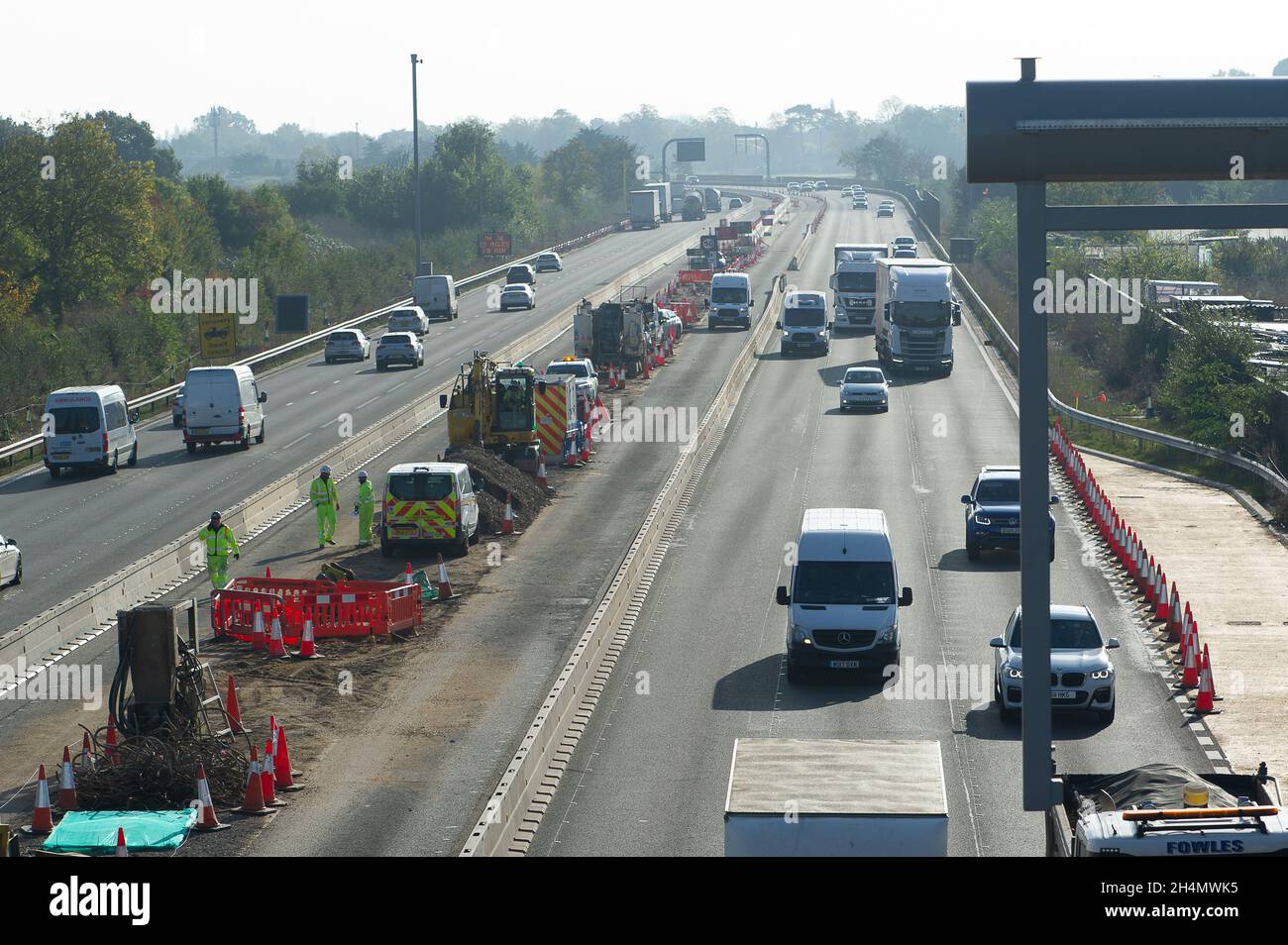 Datchet, UK. November 2021. Ein neuer Bereich der Notaufnahme auf der M4. Die Arbeiten an der Aufrüstung der M4 auf eine All Lanes Running Digital Smart Motorway werden fortgesetzt. Die Abgeordneten fordern, dass die Arbeiten an intelligenten Autobahnen für fünf Jahre gestoppt werden, damit mehr Forschung zu ihrer Sicherheit betrieben werden kann und auch bestehende intelligente Autobahnen sicherer werden können, indem mehr Notschutzgebiete hinzugefügt werden. Quelle: Maureen McLean/Alamy Live News Stockfoto