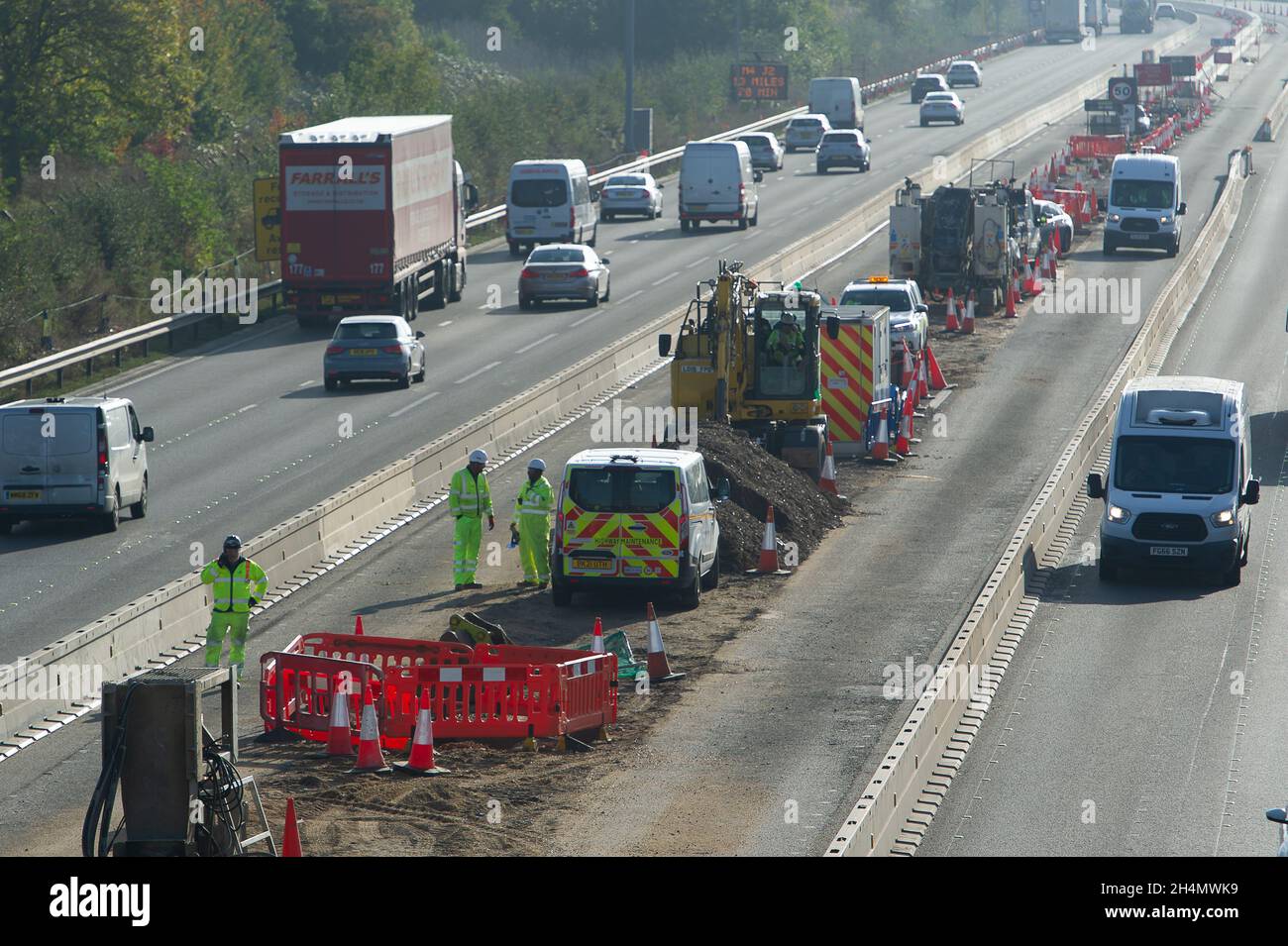 Datchet, UK. November 2021. Die Arbeiten an der Aufrüstung der M4 auf eine All Lanes Running Digital Smart Motorway werden fortgesetzt. Die Abgeordneten fordern, dass die Arbeiten an intelligenten Autobahnen für fünf Jahre gestoppt werden, damit mehr Forschung zu ihrer Sicherheit betrieben werden kann und auch bestehende intelligente Autobahnen sicherer werden können, indem mehr Notschutzgebiete hinzugefügt werden. Quelle: Maureen McLean/Alamy Live News Stockfoto