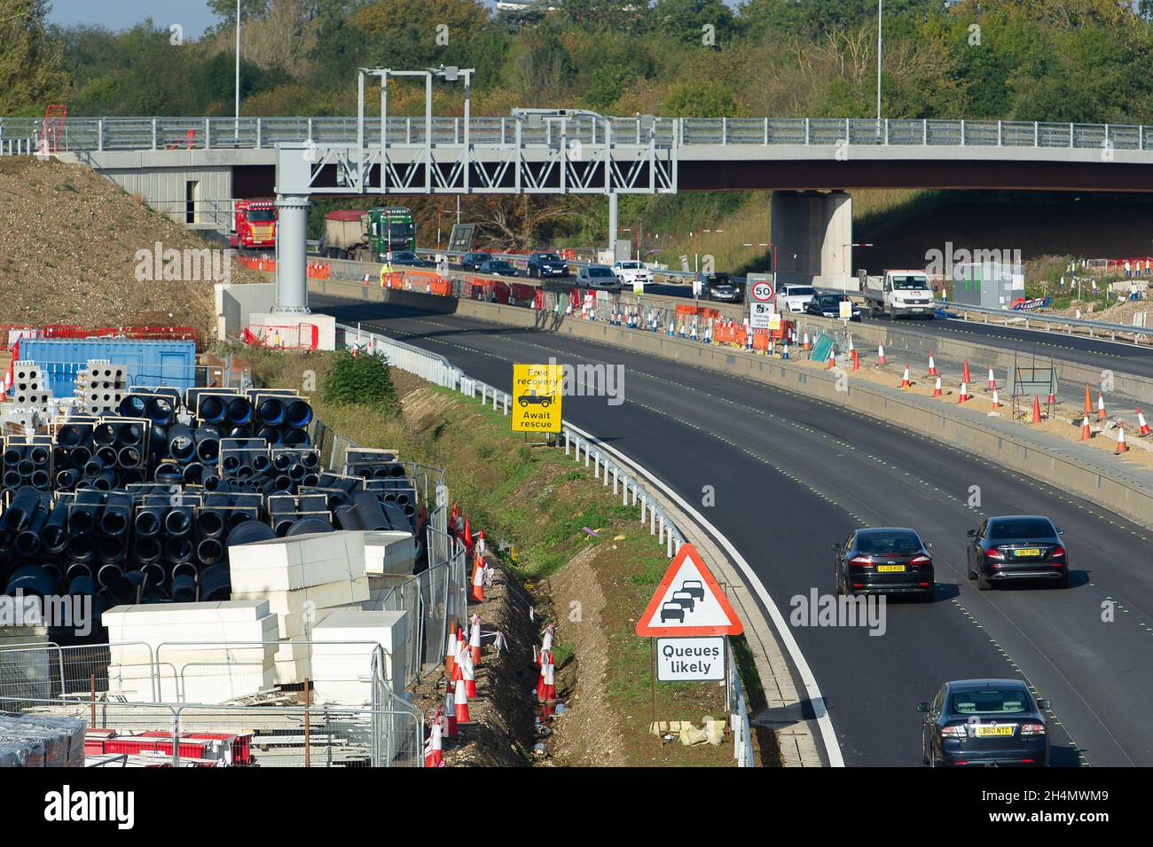 Datchet, UK. November 2021. Die Arbeiten an der Aufrüstung der M4 auf eine All Lanes Running Digital Smart Motorway werden fortgesetzt. Die Abgeordneten fordern, dass die Arbeiten an intelligenten Autobahnen für fünf Jahre gestoppt werden, damit mehr Forschung zu ihrer Sicherheit betrieben werden kann und auch bestehende intelligente Autobahnen sicherer werden können, indem mehr Notschutzgebiete hinzugefügt werden. Quelle: Maureen McLean/Alamy Live News Stockfoto