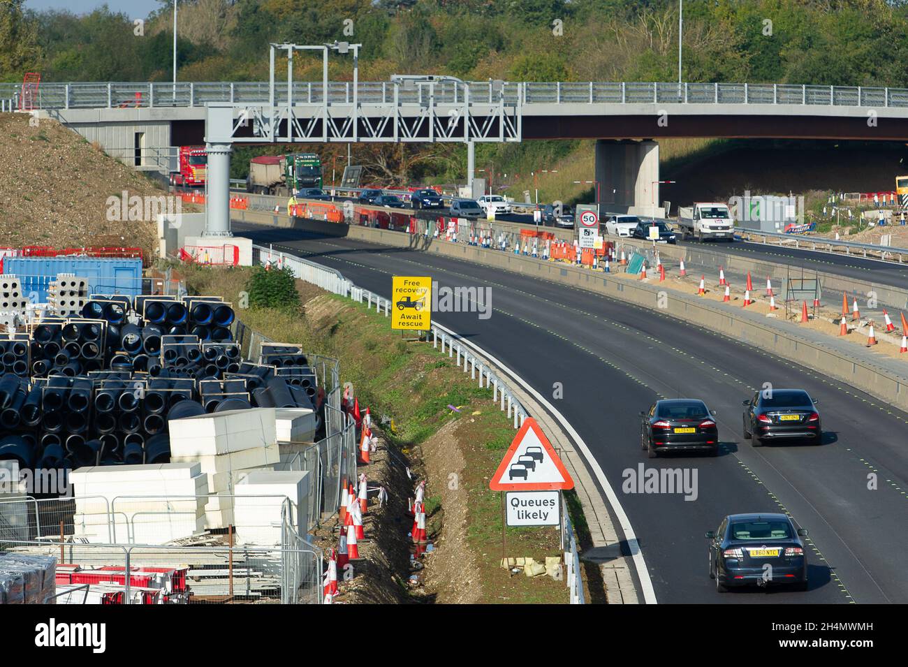Datchet, UK. November 2021. Die Arbeiten an der Aufrüstung der M4 auf eine All Lanes Running Digital Smart Motorway werden fortgesetzt. Die Abgeordneten fordern, dass die Arbeiten an intelligenten Autobahnen für fünf Jahre gestoppt werden, damit mehr Forschung zu ihrer Sicherheit betrieben werden kann und auch bestehende intelligente Autobahnen sicherer werden können, indem mehr Notschutzgebiete hinzugefügt werden. Quelle: Maureen McLean/Alamy Live News Stockfoto
