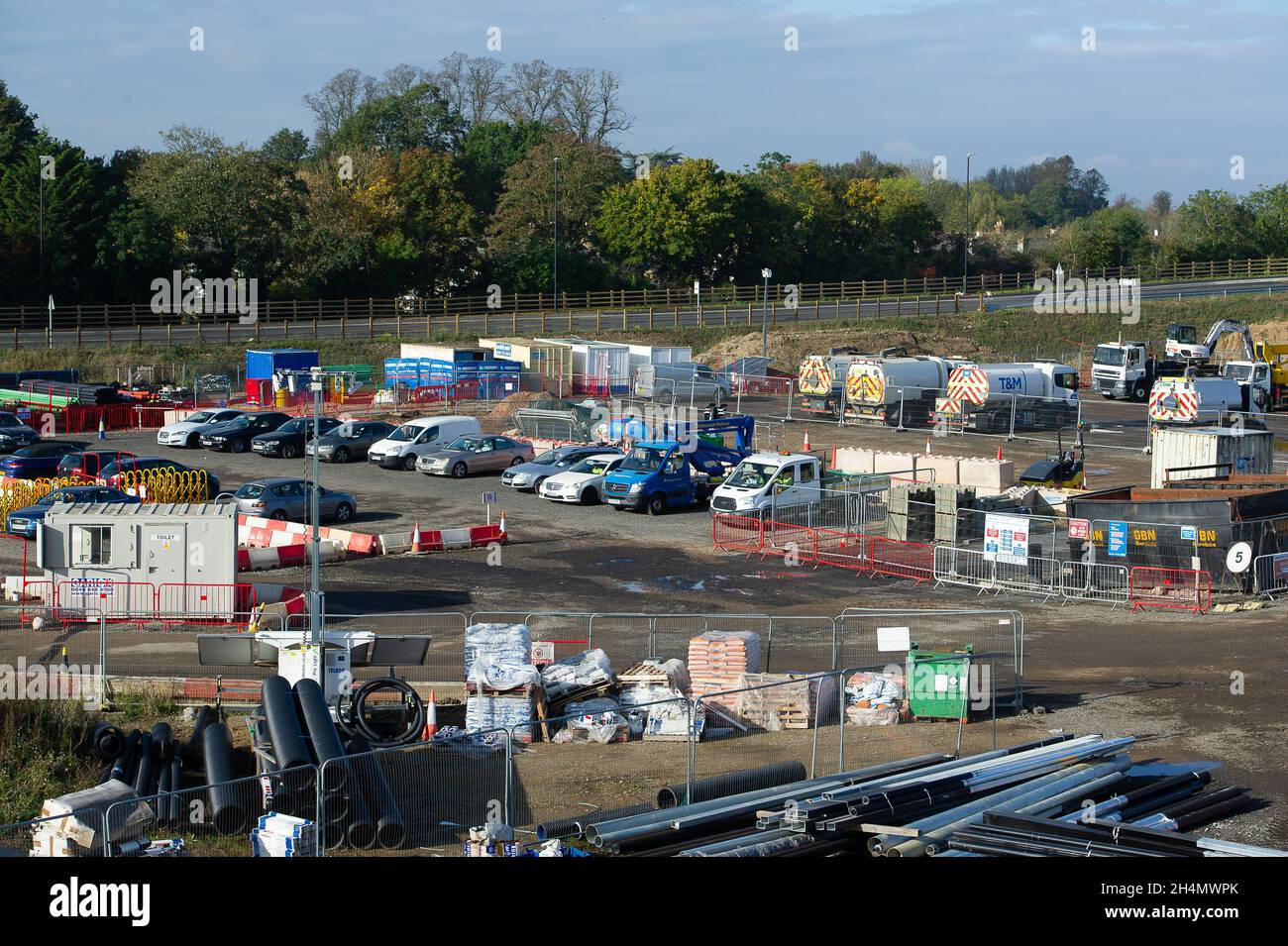 Datchet, UK. November 2021. Die M4-Verbindung bei Datchet. Die Arbeiten an der Aufrüstung der M4 auf eine All Lanes Running Digital Smart Motorway werden fortgesetzt. Die Abgeordneten fordern, dass die Arbeiten an intelligenten Autobahnen für fünf Jahre gestoppt werden, damit mehr Forschung zu ihrer Sicherheit betrieben werden kann und auch bestehende intelligente Autobahnen sicherer werden können, indem mehr Notschutzgebiete hinzugefügt werden. Quelle: Maureen McLean/Alamy Live News Stockfoto