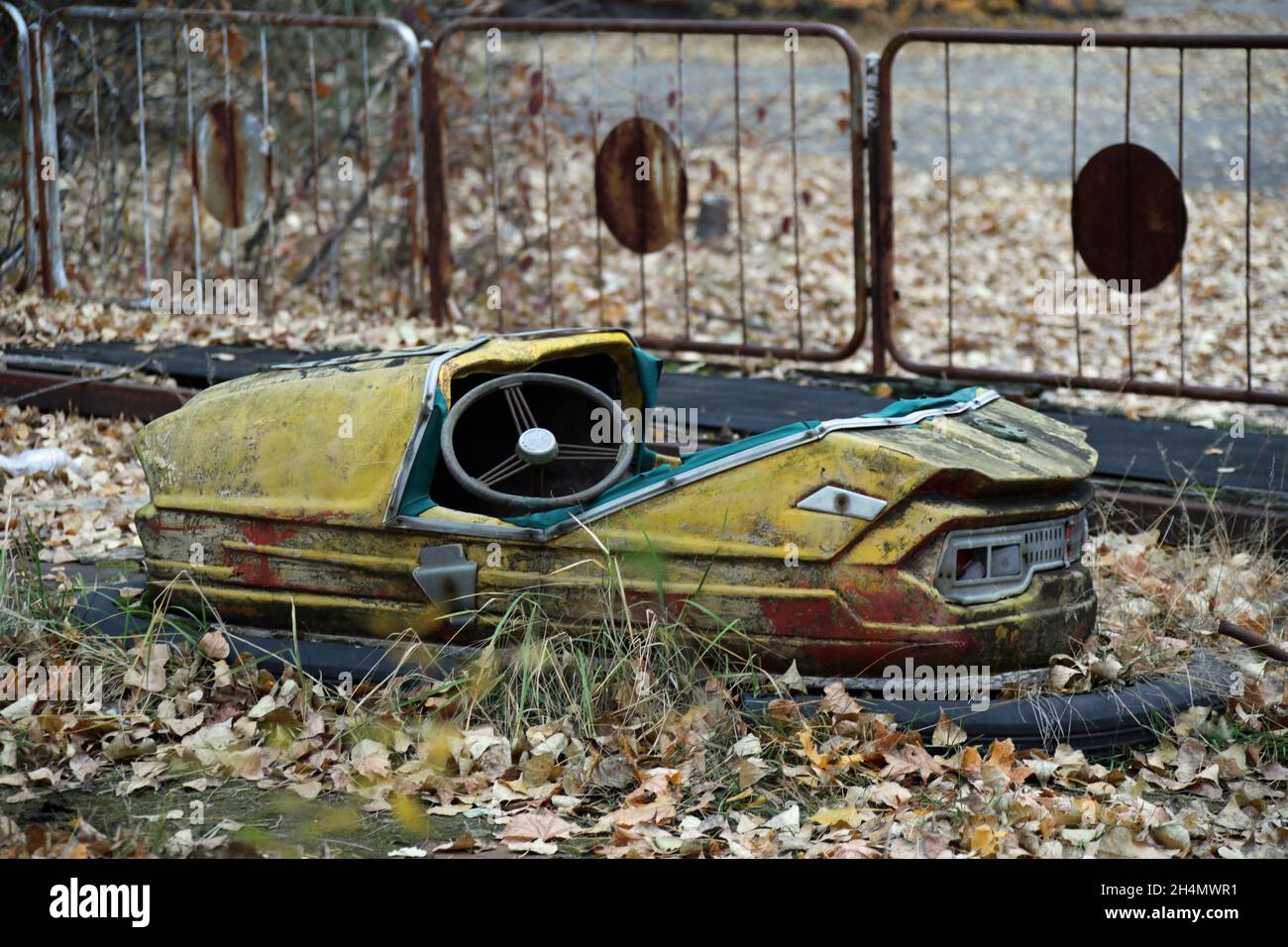 Autofahren im verlassenen Vergnügungspark Pripyat in der Ukraine Stockfoto
