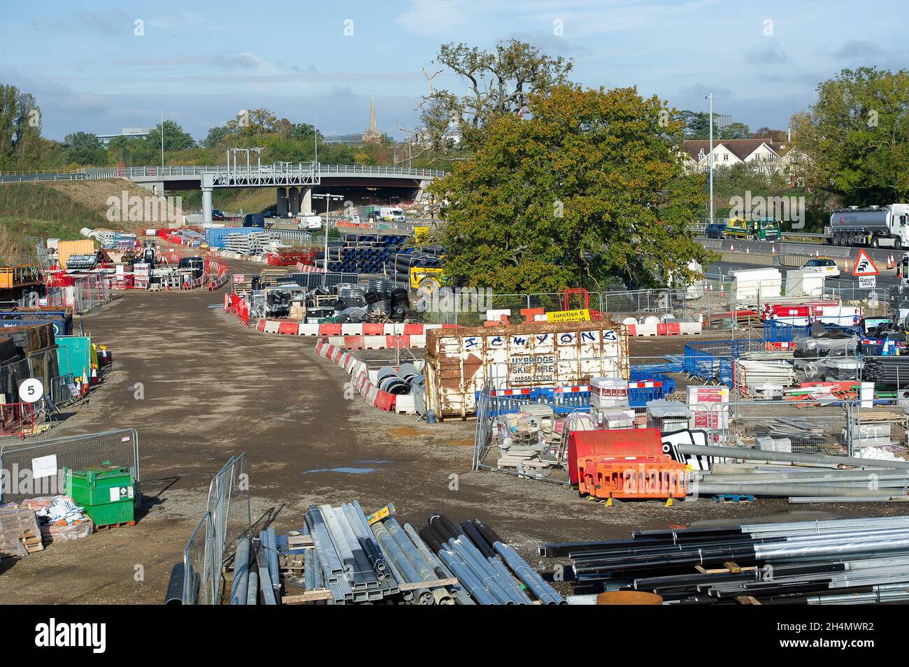 Datchet, UK. November 2021. Die M4-Verbindung bei Datchet. Die Arbeiten an der Aufrüstung der M4 auf eine All Lanes Running Digital Smart Motorway werden fortgesetzt. Die Abgeordneten fordern, dass die Arbeiten an intelligenten Autobahnen für fünf Jahre gestoppt werden, damit mehr Forschung zu ihrer Sicherheit betrieben werden kann und auch bestehende intelligente Autobahnen sicherer werden können, indem mehr Notschutzgebiete hinzugefügt werden. Quelle: Maureen McLean/Alamy Live News Stockfoto