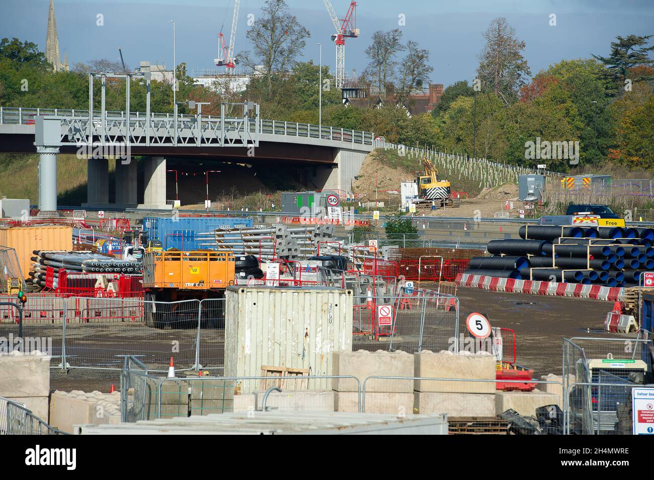 Datchet, UK. November 2021. Die M4-Verbindung bei Datchet. Die Arbeiten an der Aufrüstung der M4 auf eine All Lanes Running Digital Smart Motorway werden fortgesetzt. Die Abgeordneten fordern, dass die Arbeiten an intelligenten Autobahnen für fünf Jahre gestoppt werden, damit mehr Forschung zu ihrer Sicherheit betrieben werden kann und auch bestehende intelligente Autobahnen sicherer werden können, indem mehr Notschutzgebiete hinzugefügt werden. Quelle: Maureen McLean/Alamy Live News Stockfoto