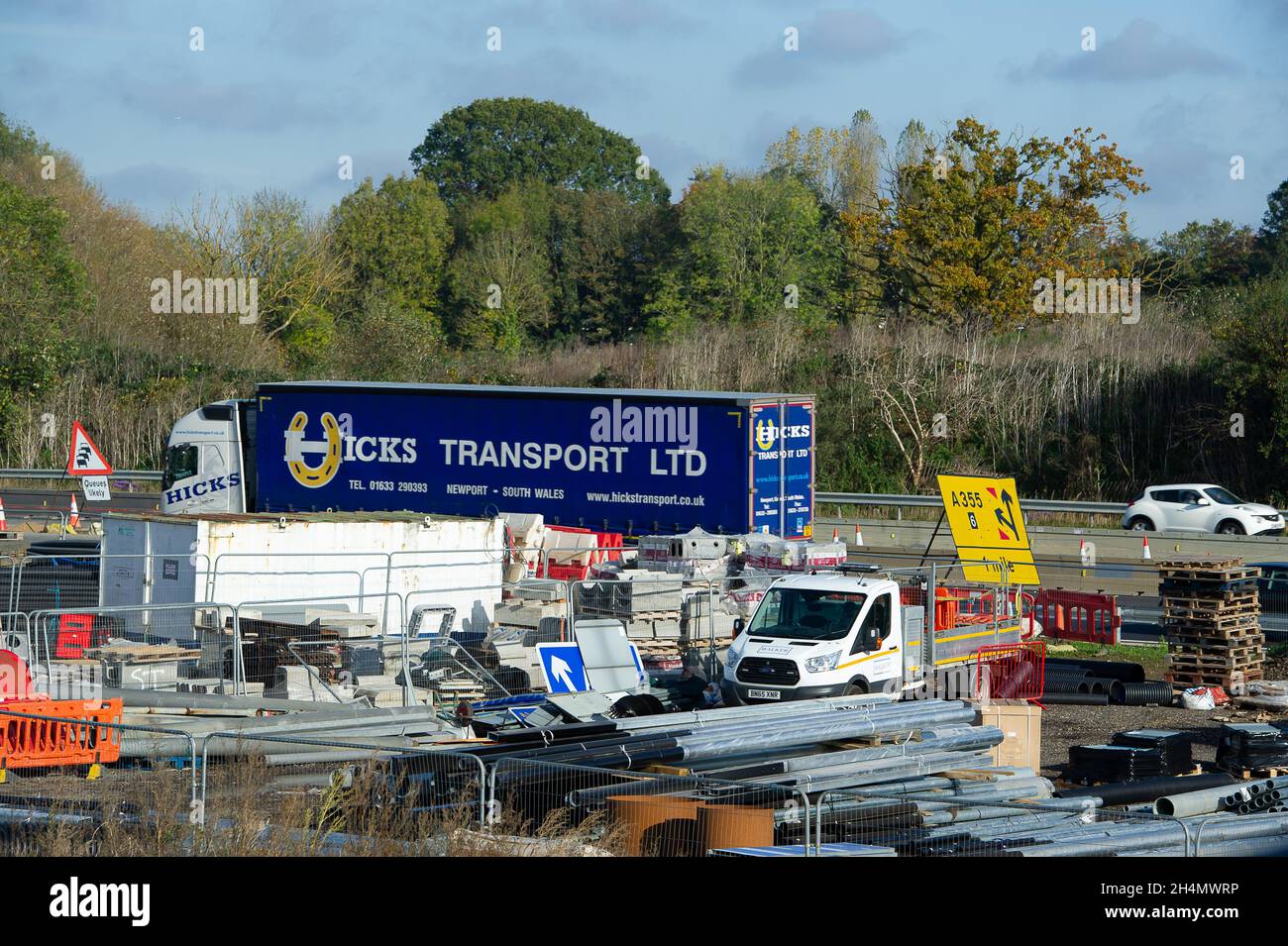 Datchet, UK. November 2021. Die M4-Verbindung bei Datchet. Die Arbeiten an der Aufrüstung der M4 auf eine All Lanes Running Digital Smart Motorway werden fortgesetzt. Die Abgeordneten fordern, dass die Arbeiten an intelligenten Autobahnen für fünf Jahre gestoppt werden, damit mehr Forschung zu ihrer Sicherheit betrieben werden kann und auch bestehende intelligente Autobahnen sicherer werden können, indem mehr Notschutzgebiete hinzugefügt werden. Quelle: Maureen McLean/Alamy Live News Stockfoto