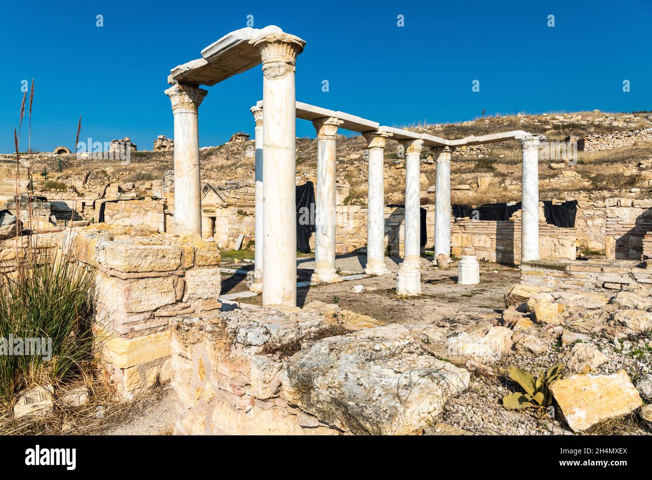 Ruinen der Grabeskirche in Hierapolis in der türkischen Provinz Denizli. Die Kirche wurde um ein Sakellum aus dem ersten Jahrhundert erbaut Stockfoto