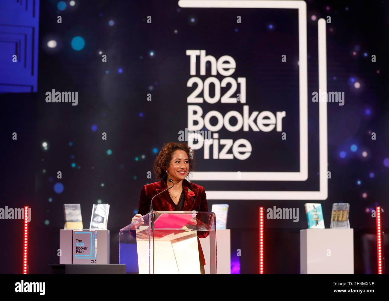 NUR FÜR REDAKTIONELLE VERWENDUNG Samira Ahmed veranstaltet die Preisverleihung des Booker Prize 2021, die in Zusammenarbeit mit der BBC im Radio Theatre des Broadcasting House in London ausgestrahlt wird. Das diesjährige Siegerbuch ist das Versprechen von Damon Galgut. Bilddatum: Mittwoch, 3. November 2021. Stockfoto