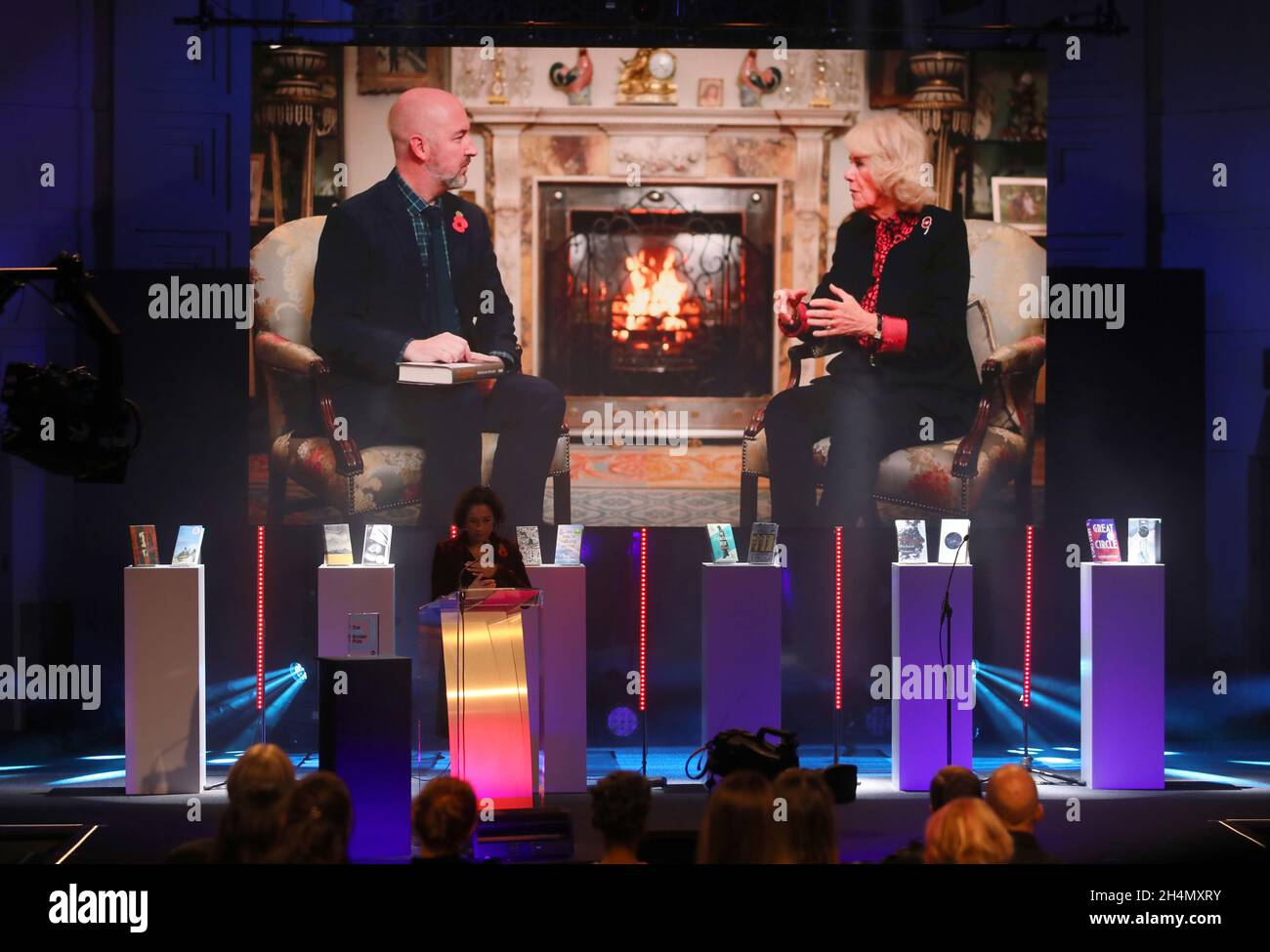 NUR FÜR REDAKTIONELLE VERWENDUNG der Gewinner Douglas Stuart und die Herzogin von Cornwall aus dem vergangenen Jahr wurden bei der Preisverleihung des Booker Prize 2021, die in Zusammenarbeit mit der BBC im Radio Theatre des Broadcasting House in London ausgestrahlt wurde, auf der Leinwand dargestellt. Das diesjährige Siegerbuch ist das Versprechen von Damon Galgut. Bilddatum: Mittwoch, 3. November 2021. Stockfoto