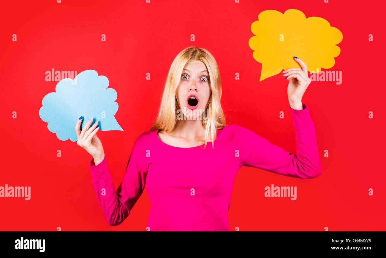Überraschte Frau mit leeren Sprechblasen. Schönes Mädchen mit Dialog Zeichen. Textblasen. Auswahl. Umsatz und Rabatt. Stockfoto Überraschte Frau mit leeren Sprechblasen. Schönes Mädchen mit Dialog Zeichen. Textblasen. Auswahl. Umsatz und Rabatt. Stockfoto