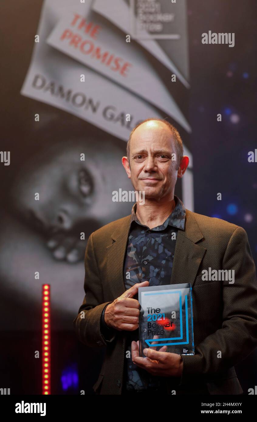 NUR FÜR REDAKTIONELLE VERWENDUNG der diesjährige Gewinner-Autor Damon Galgut bei der Verleihung der Booker Prize Awards 2021, die in Zusammenarbeit mit der BBC im Broadcasting House's Radio Theatre in London ausgestrahlt wurde. Bilddatum: Mittwoch, 3. November 2021. Stockfoto